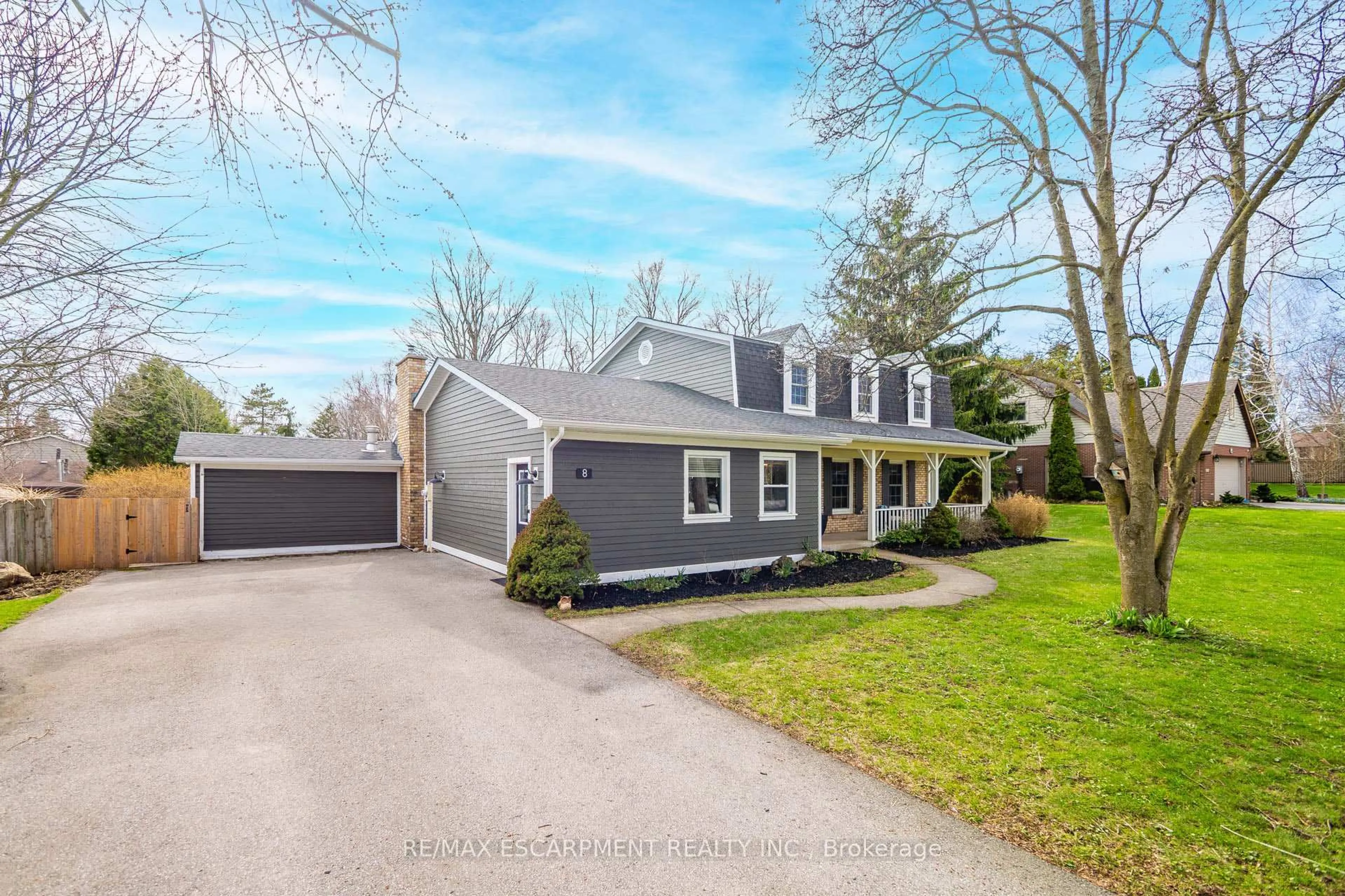 Home with vinyl exterior material, street for 8 Wildan Dr, Hamilton Ontario L8N 2Z7