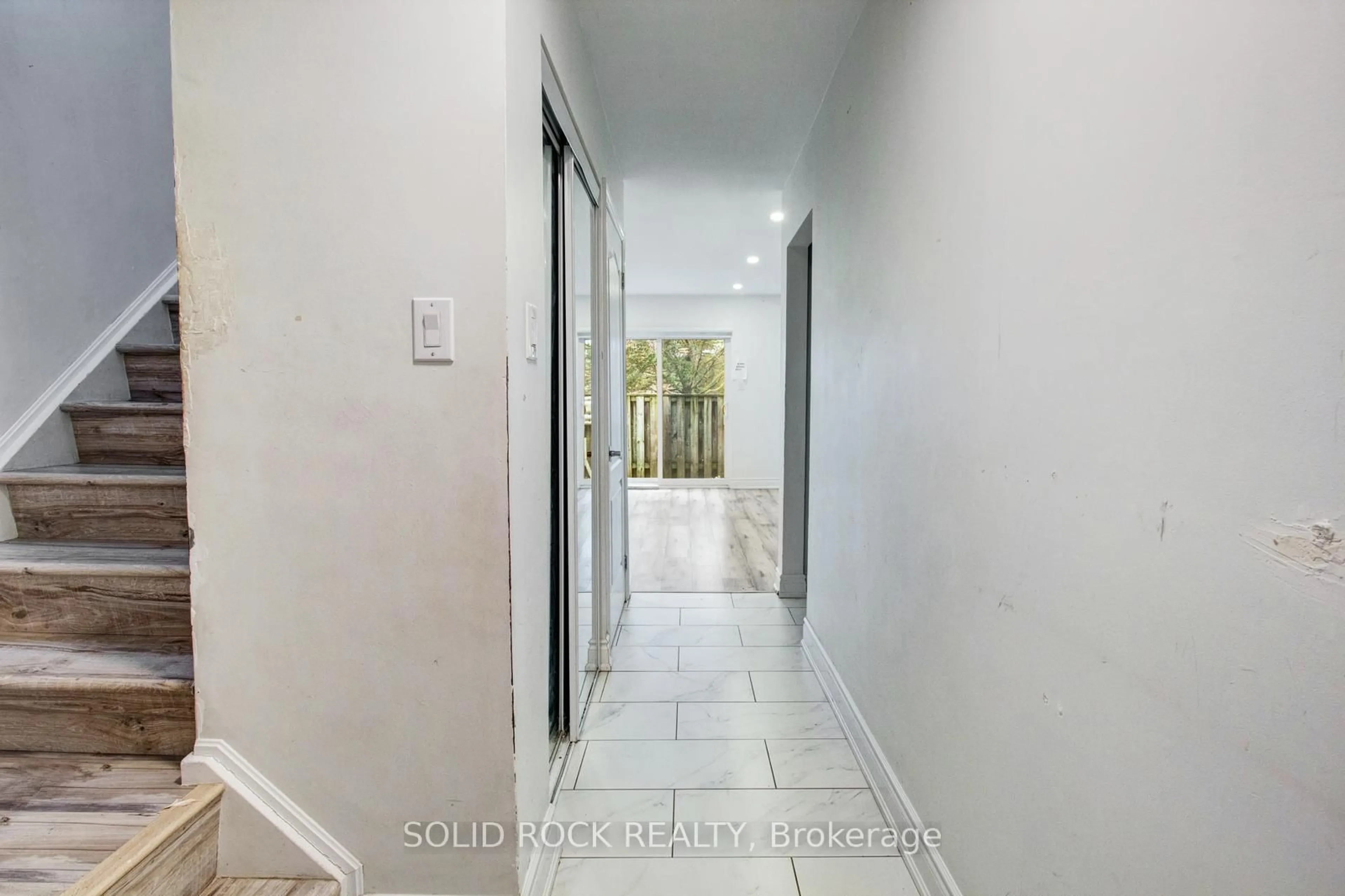 Indoor entryway for 100 Quigley Rd #143, Hamilton Ontario L8K 6J1