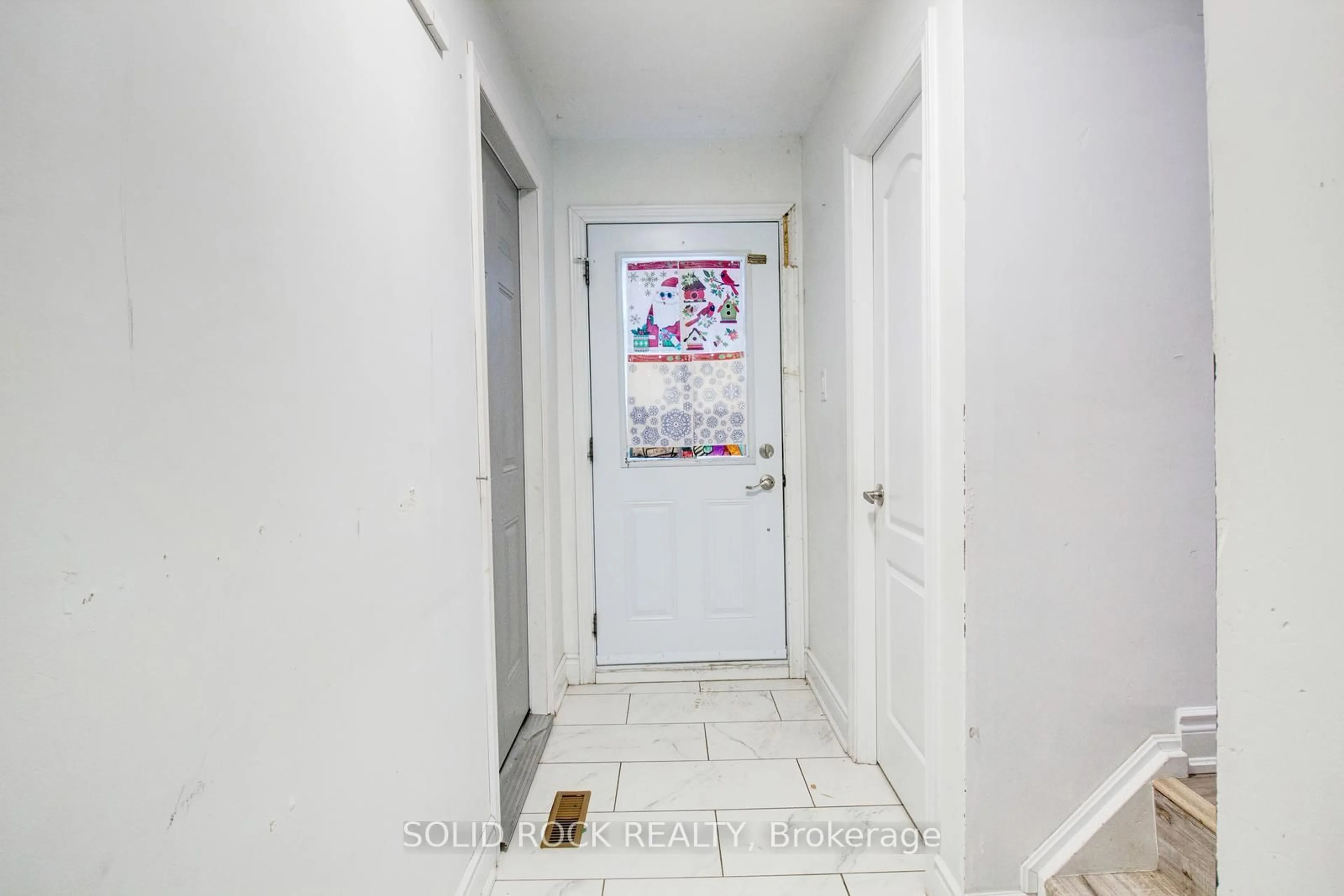 Indoor entryway for 100 Quigley Rd #143, Hamilton Ontario L8K 6J1
