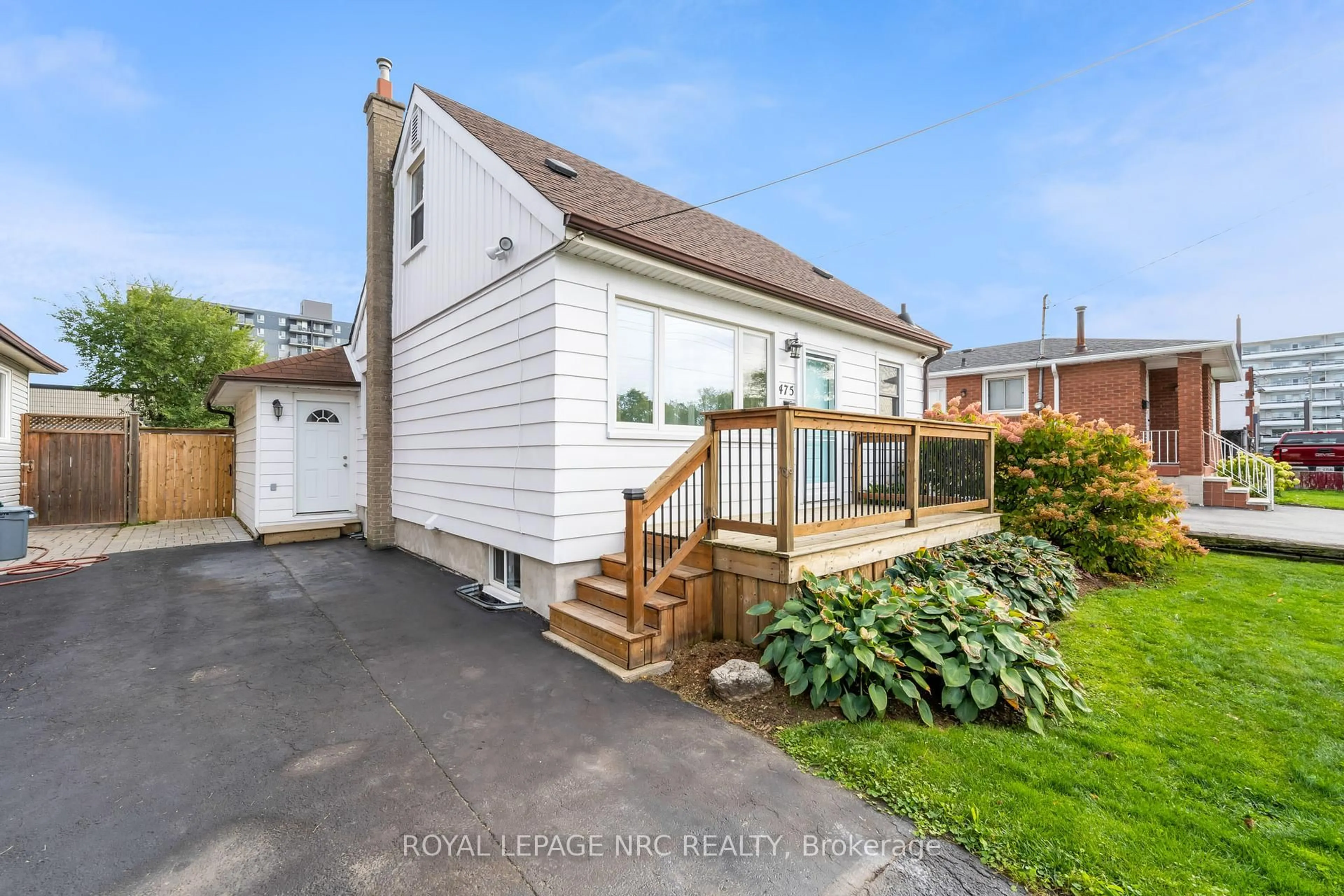 A pic from outside/outdoor area/front of a property/back of a property/a pic from drone, street for 475 East 38th St, Hamilton Ontario L8V 4G7