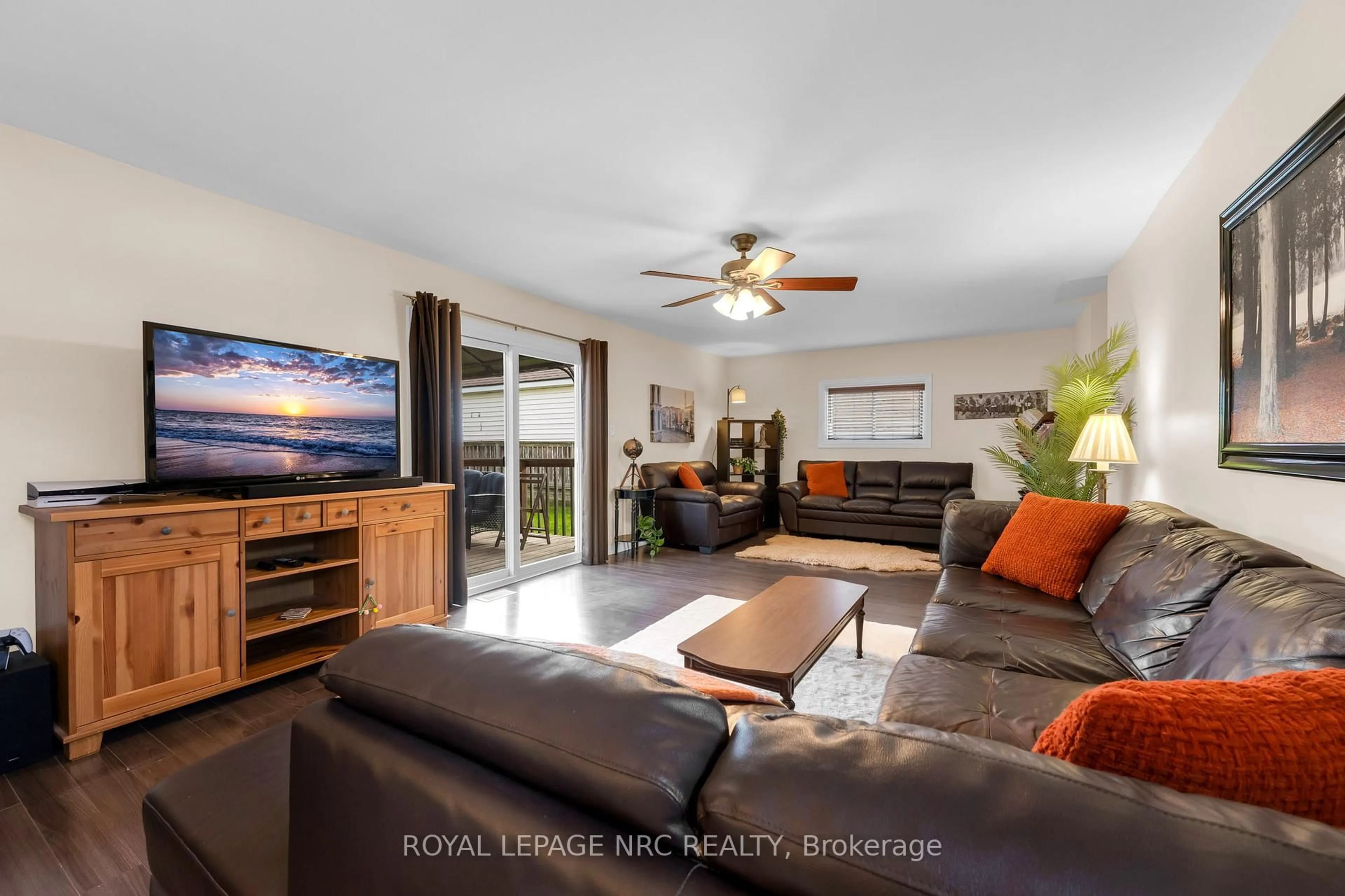 Living room with furniture, wood/laminate floor for 475 East 38th St, Hamilton Ontario L8V 4G7