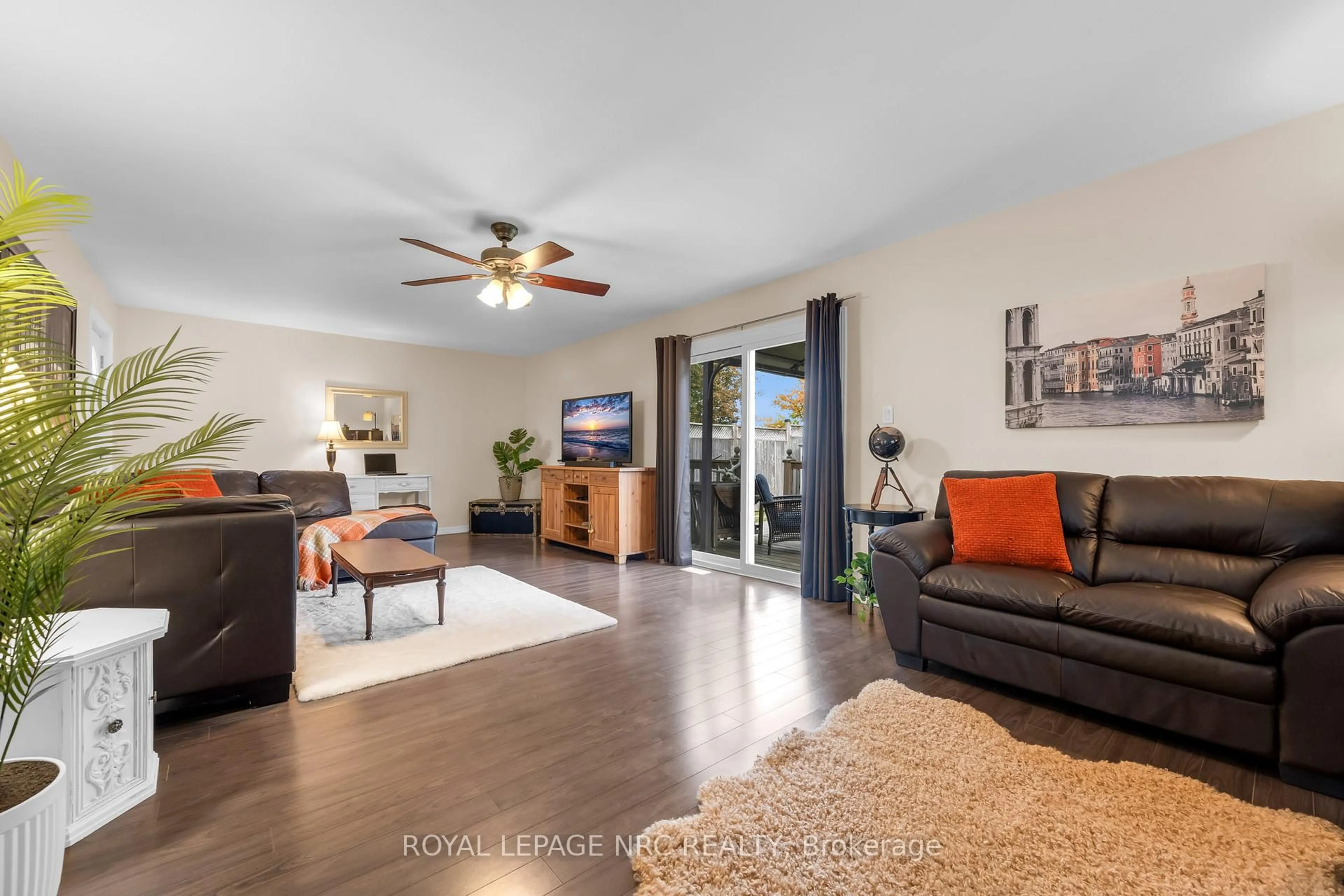 Living room with furniture, unknown for 475 East 38th St, Hamilton Ontario L8V 4G7