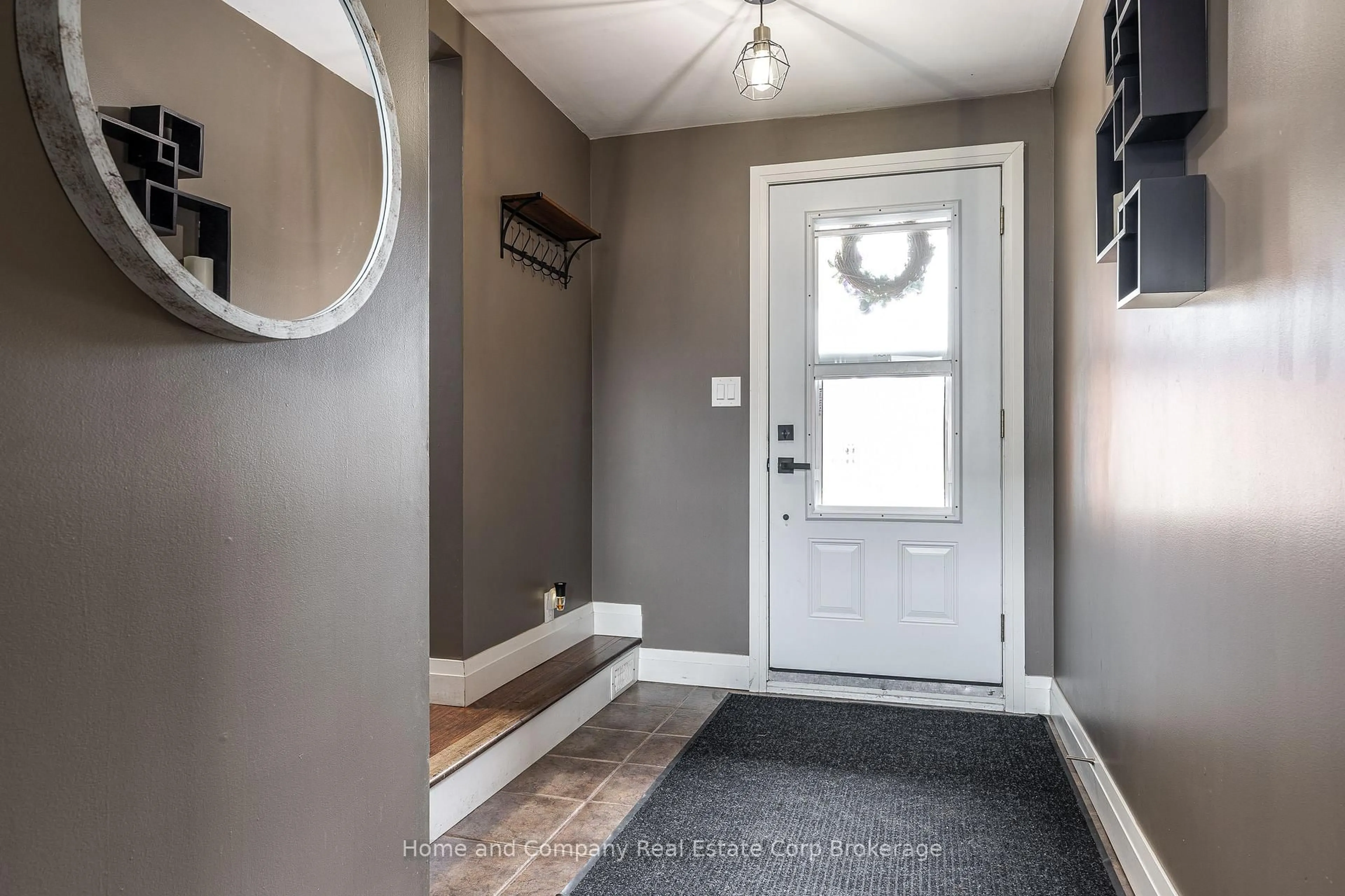 Indoor entryway for 86 Nelson St, West Perth Ontario N0K 1N0