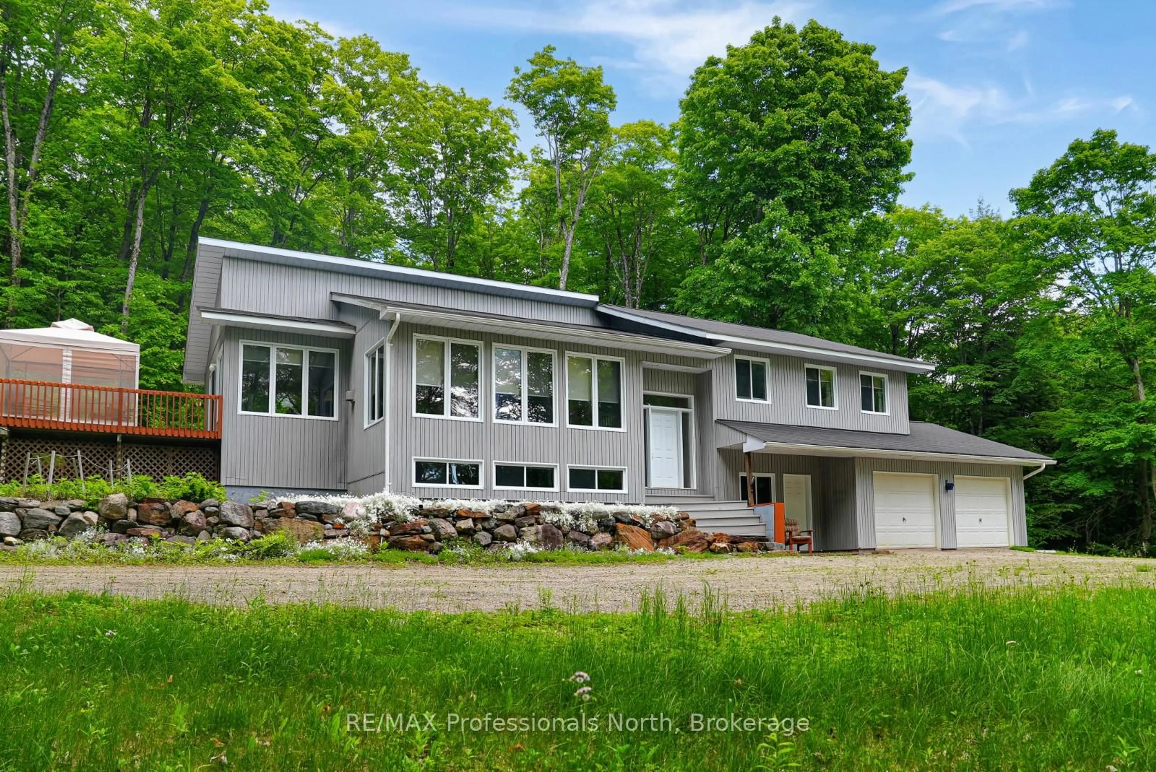 Home with vinyl exterior material, unknown for 1930 Trappers Tr, Dysart et al Ontario K0M 1S0