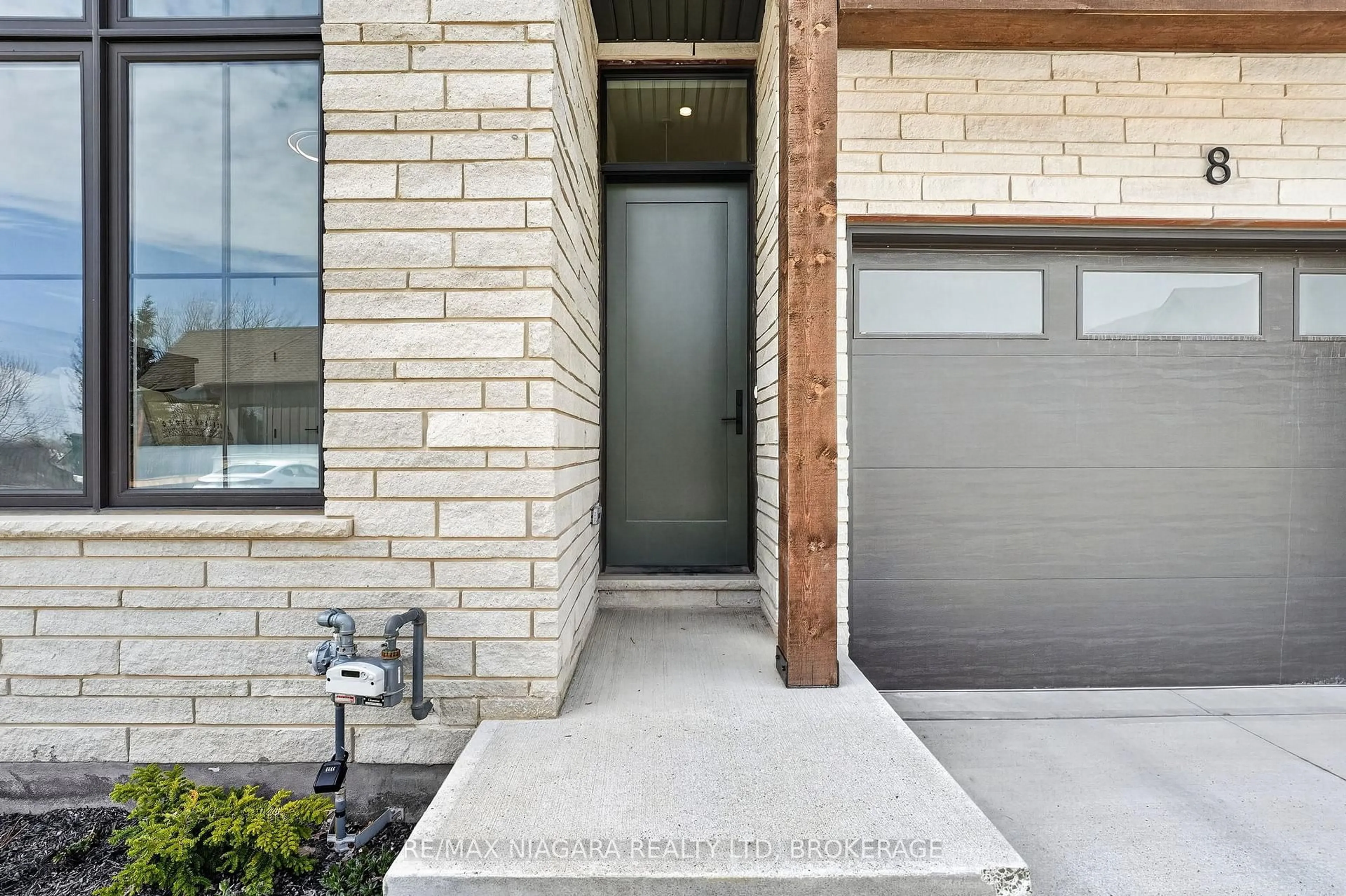 Home with brick exterior material, street for 41 Ivy Cres #8, Thorold Ontario L2V 0J9