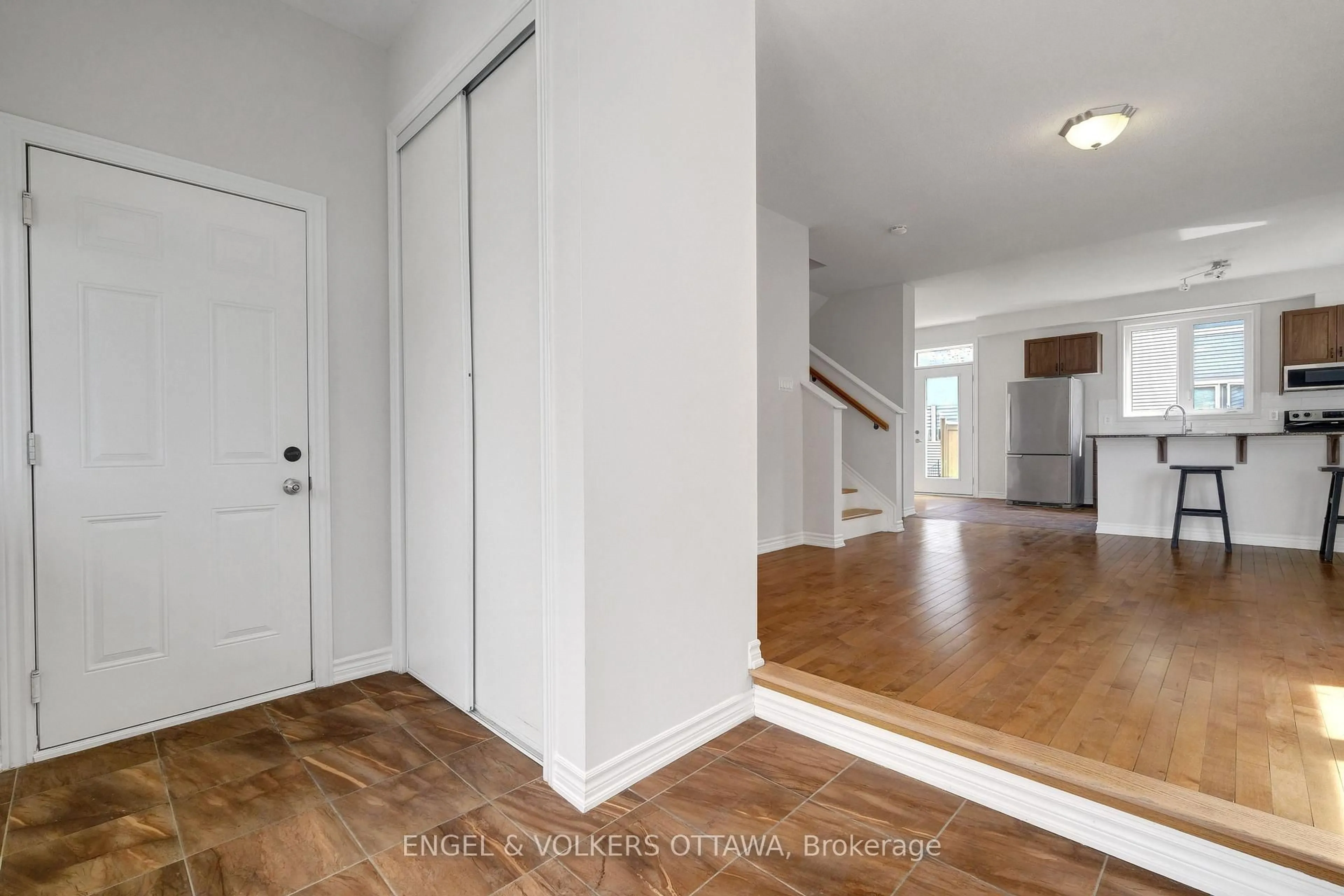 Indoor entryway for 305 Lamarche Ave, Ottawa Ontario K1W 0M6