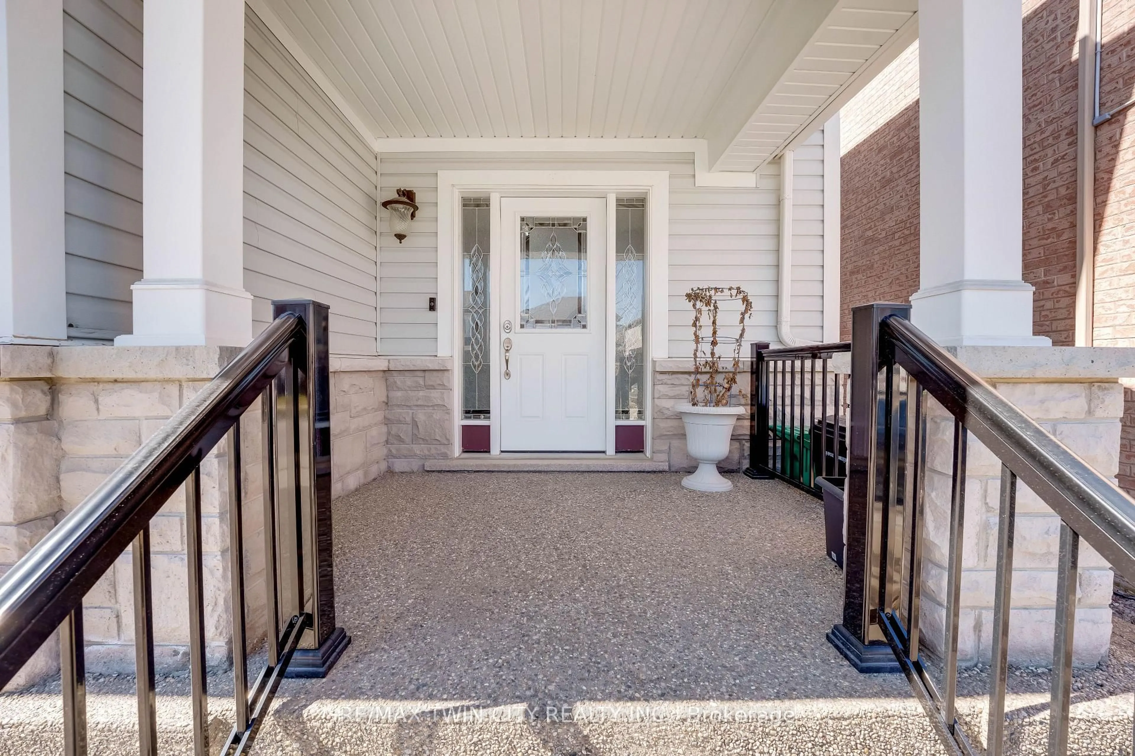 Indoor entryway for 334 Apple Hill Cres, Kitchener Ontario N2R 0E5
