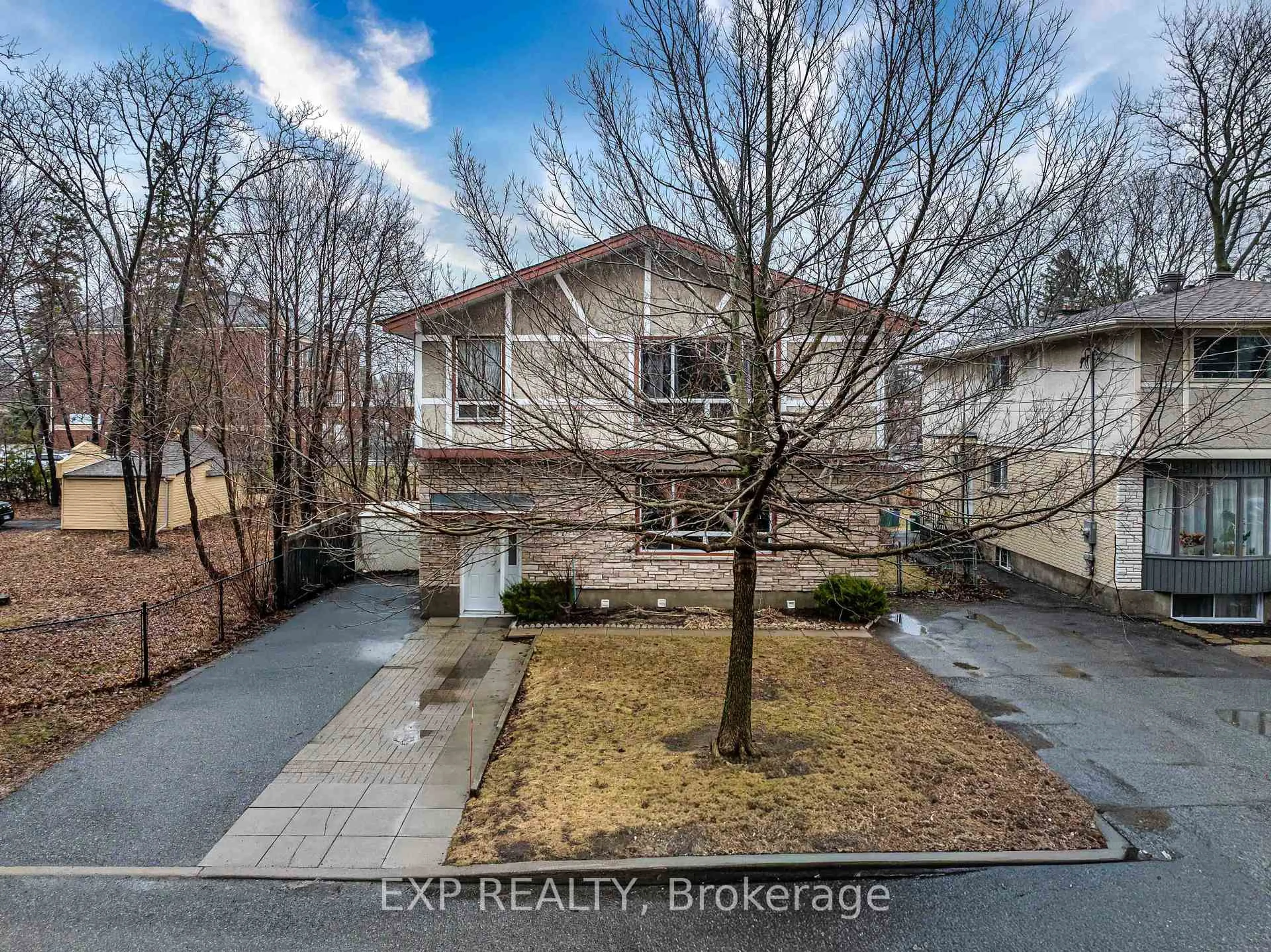 A pic from outside/outdoor area/front of a property/back of a property/a pic from drone, street for 847 Pinewood Cres, Ottawa Ontario K2B 5Y3