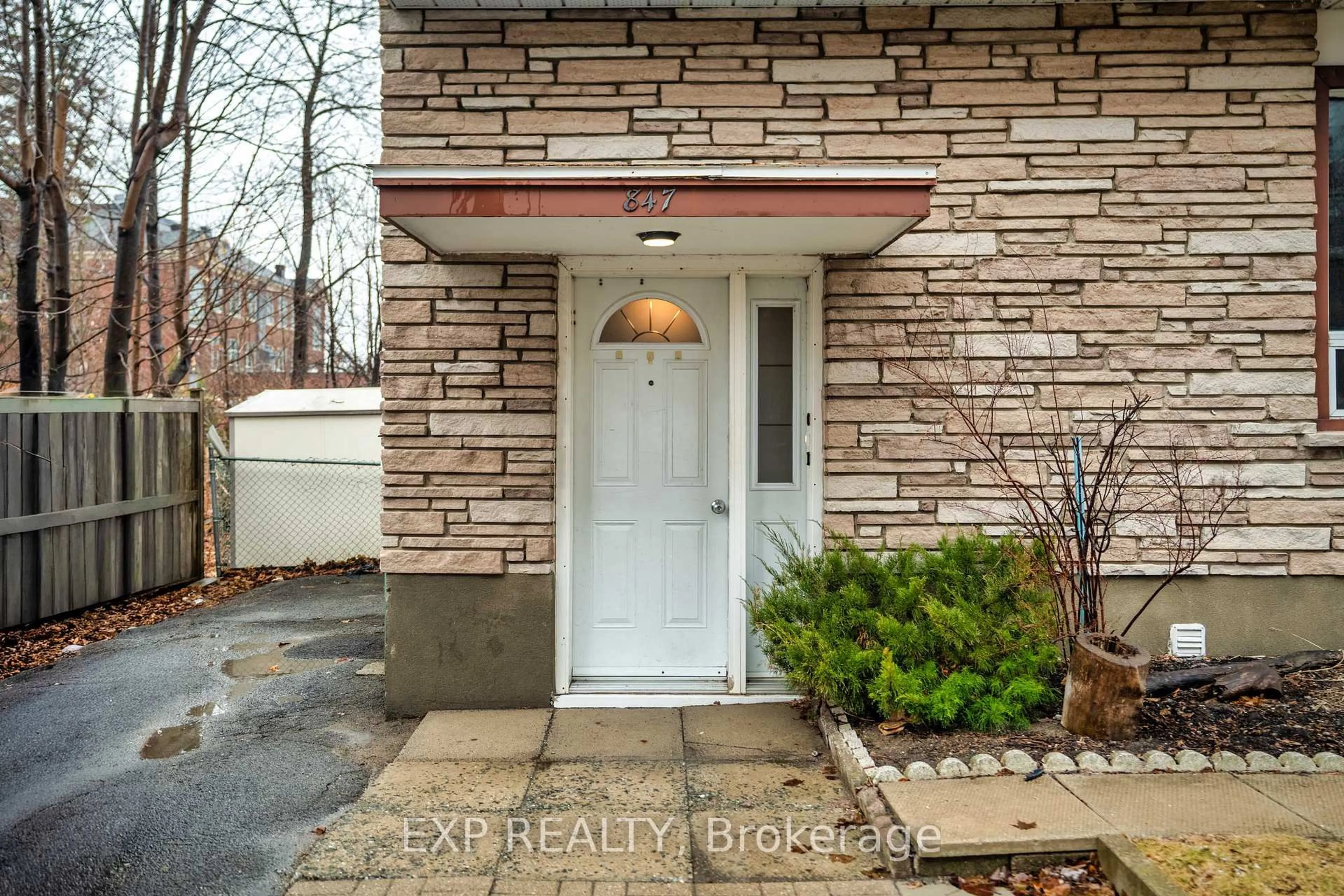 Indoor entryway for 847 Pinewood Cres, Ottawa Ontario K2B 5Y3