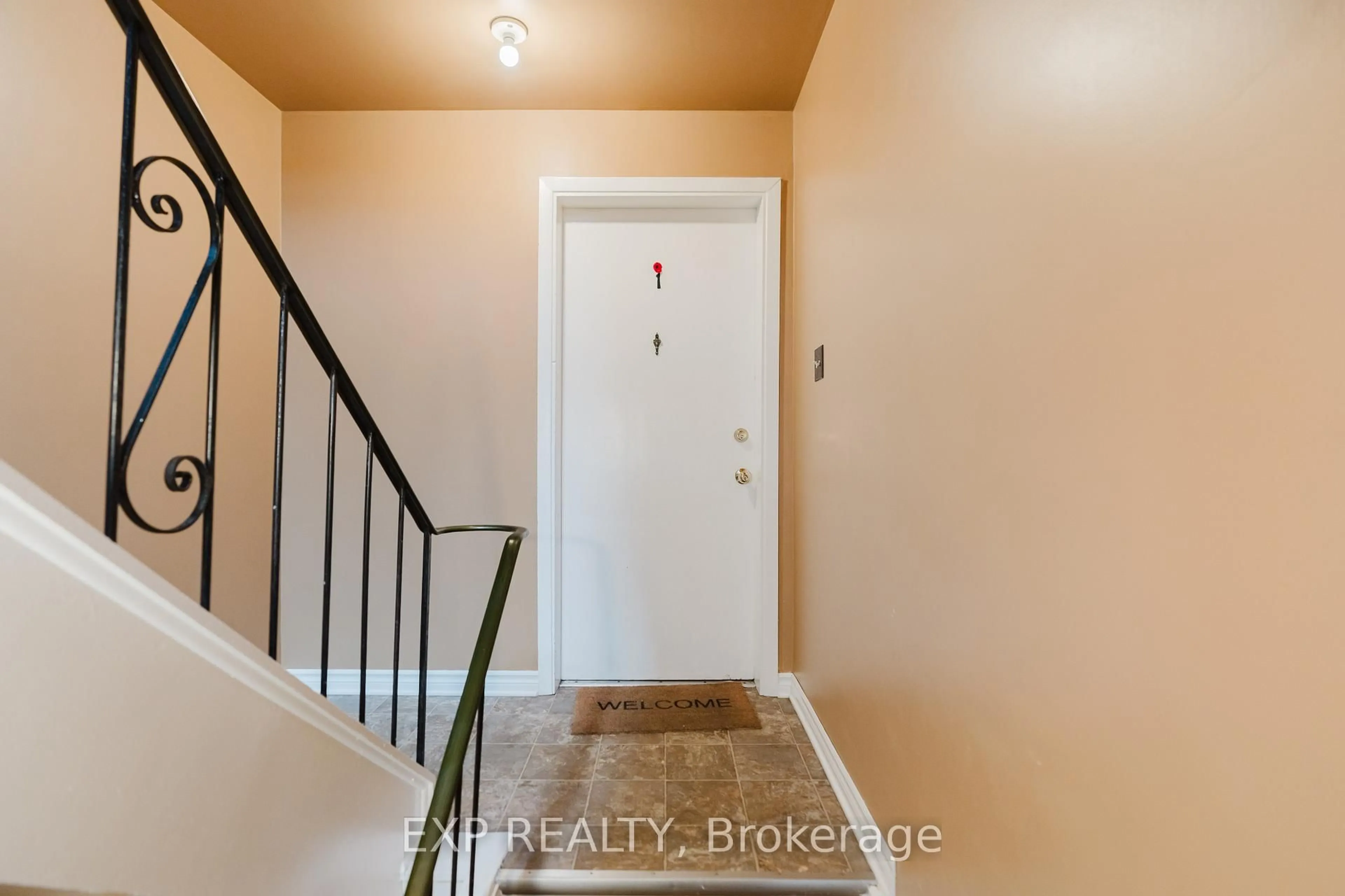 Indoor entryway for 847 Pinewood Cres, Ottawa Ontario K2B 5Y3