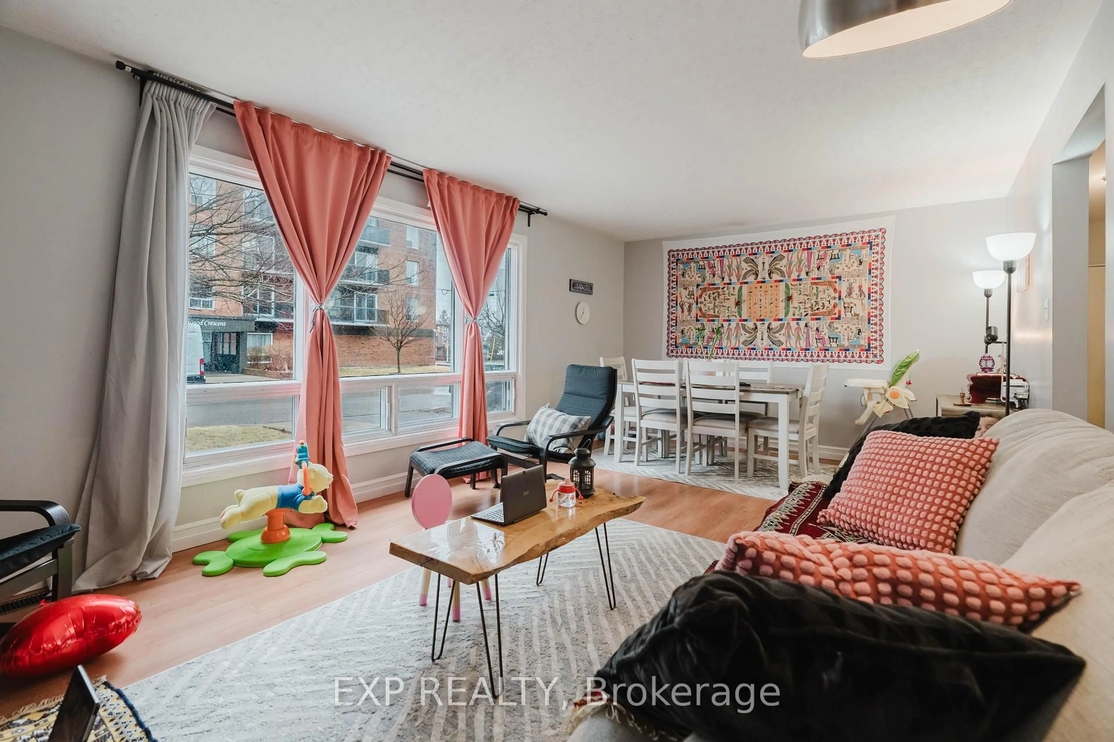 Living room with furniture, unknown for 847 Pinewood Cres, Ottawa Ontario K2B 5Y3