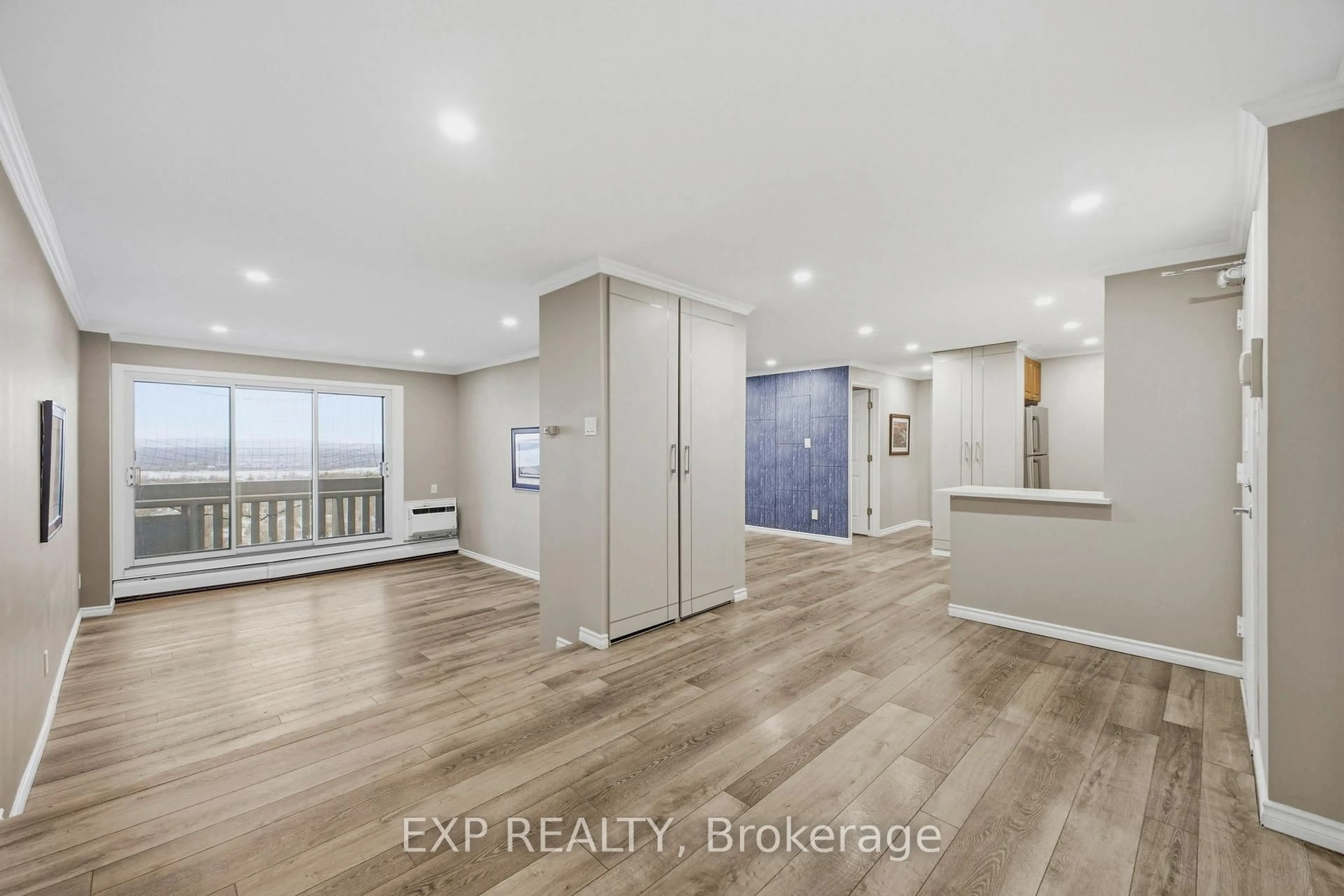 Indoor entryway for 415 Greenview Ave #2102, Ottawa Ontario K2B 8G5