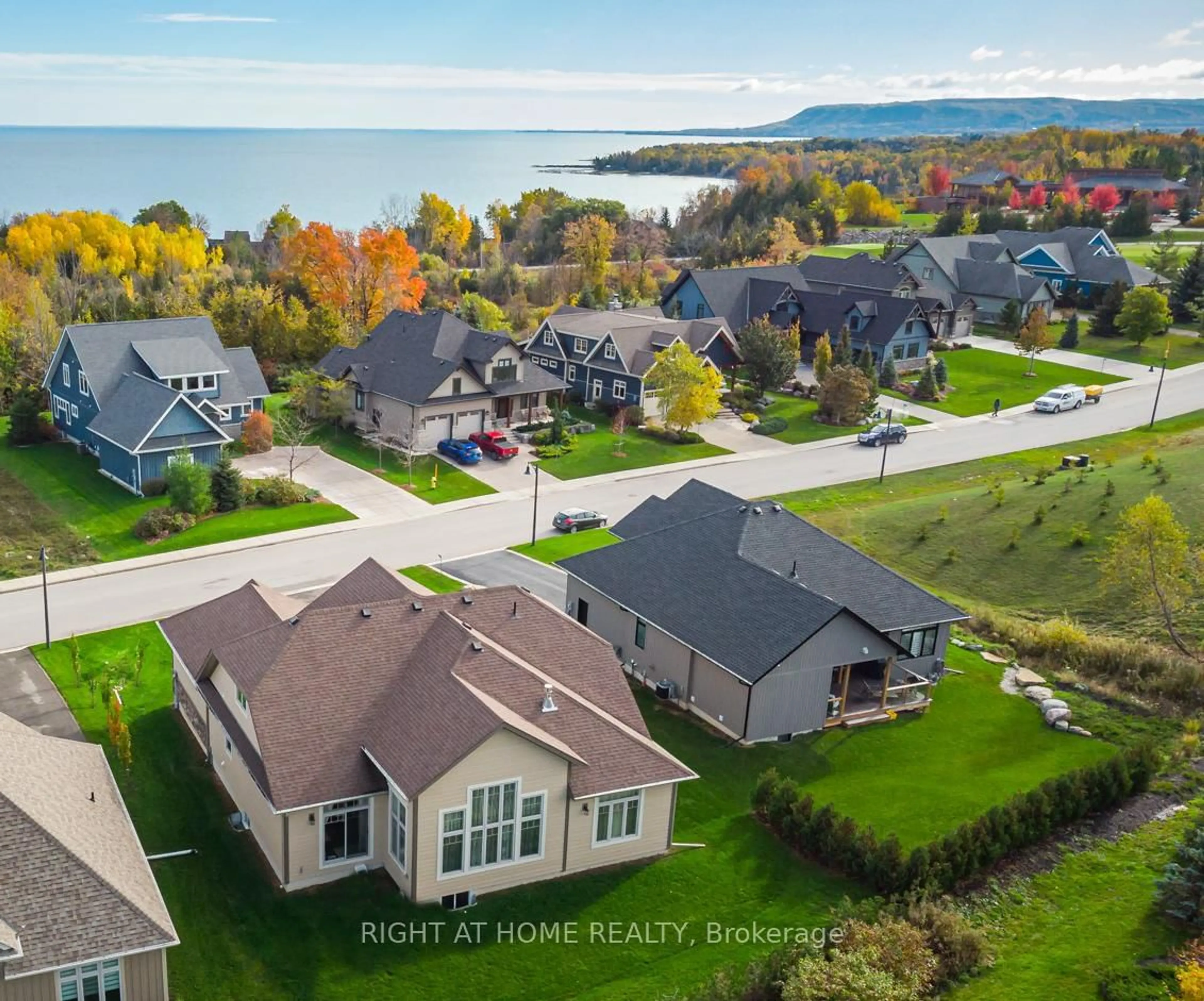 A pic from outside/outdoor area/front of a property/back of a property/a pic from drone, mountain view for 124 West Ridge Dr, Blue Mountains Ontario N0H 2P0