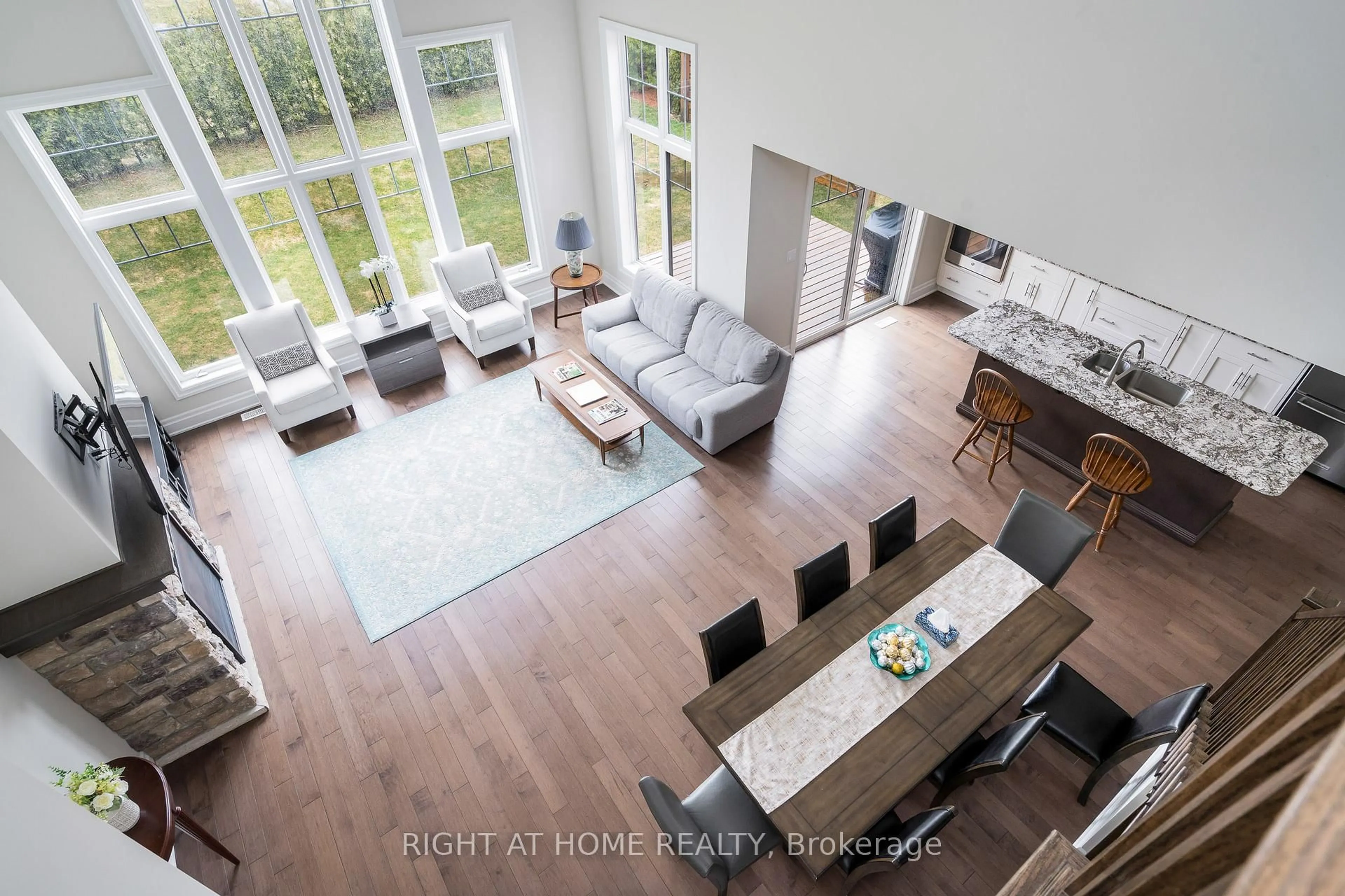 Living room with furniture, unknown for 124 West Ridge Dr, Blue Mountains Ontario N0H 2P0