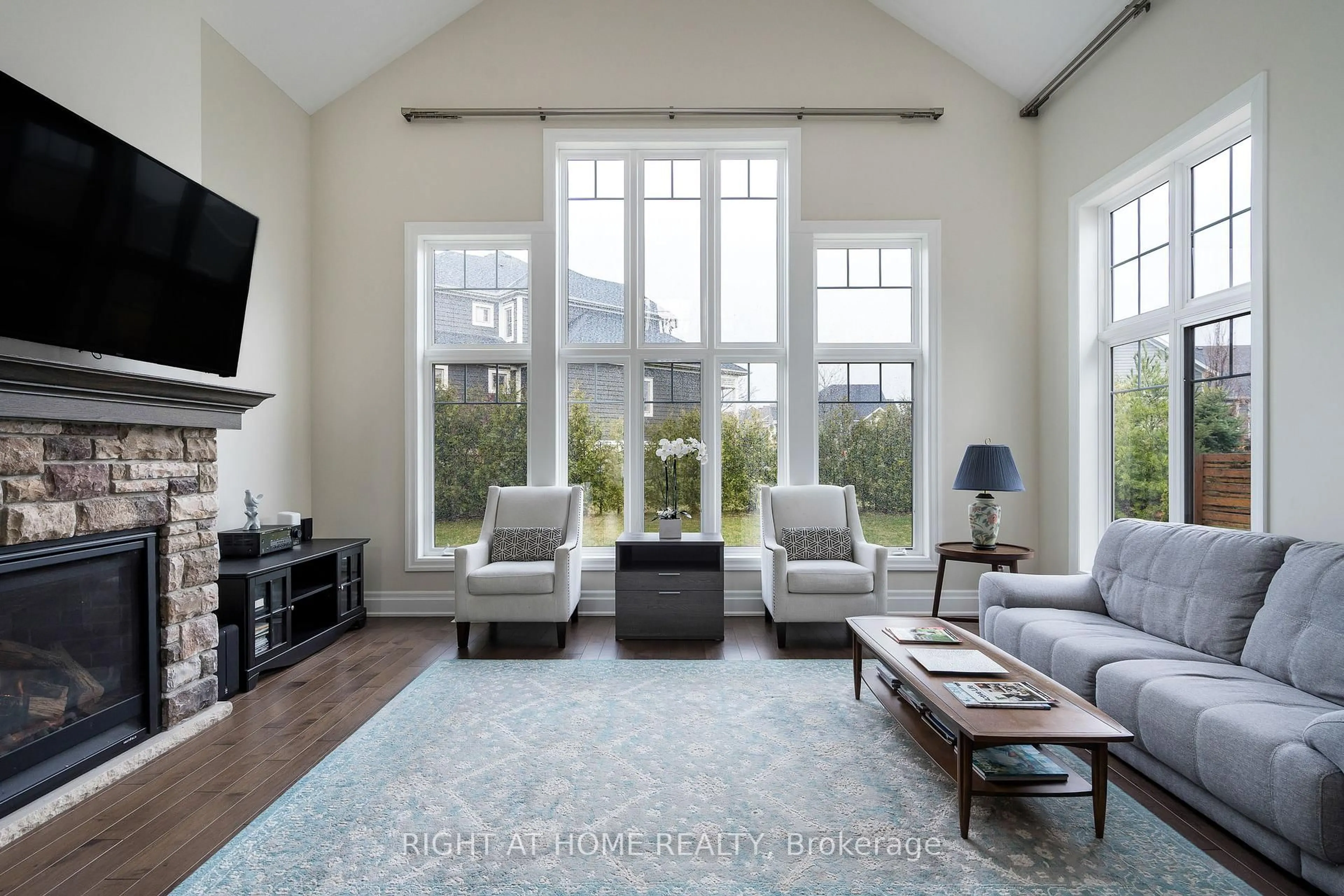 Living room with furniture, unknown for 124 West Ridge Dr, Blue Mountains Ontario N0H 2P0