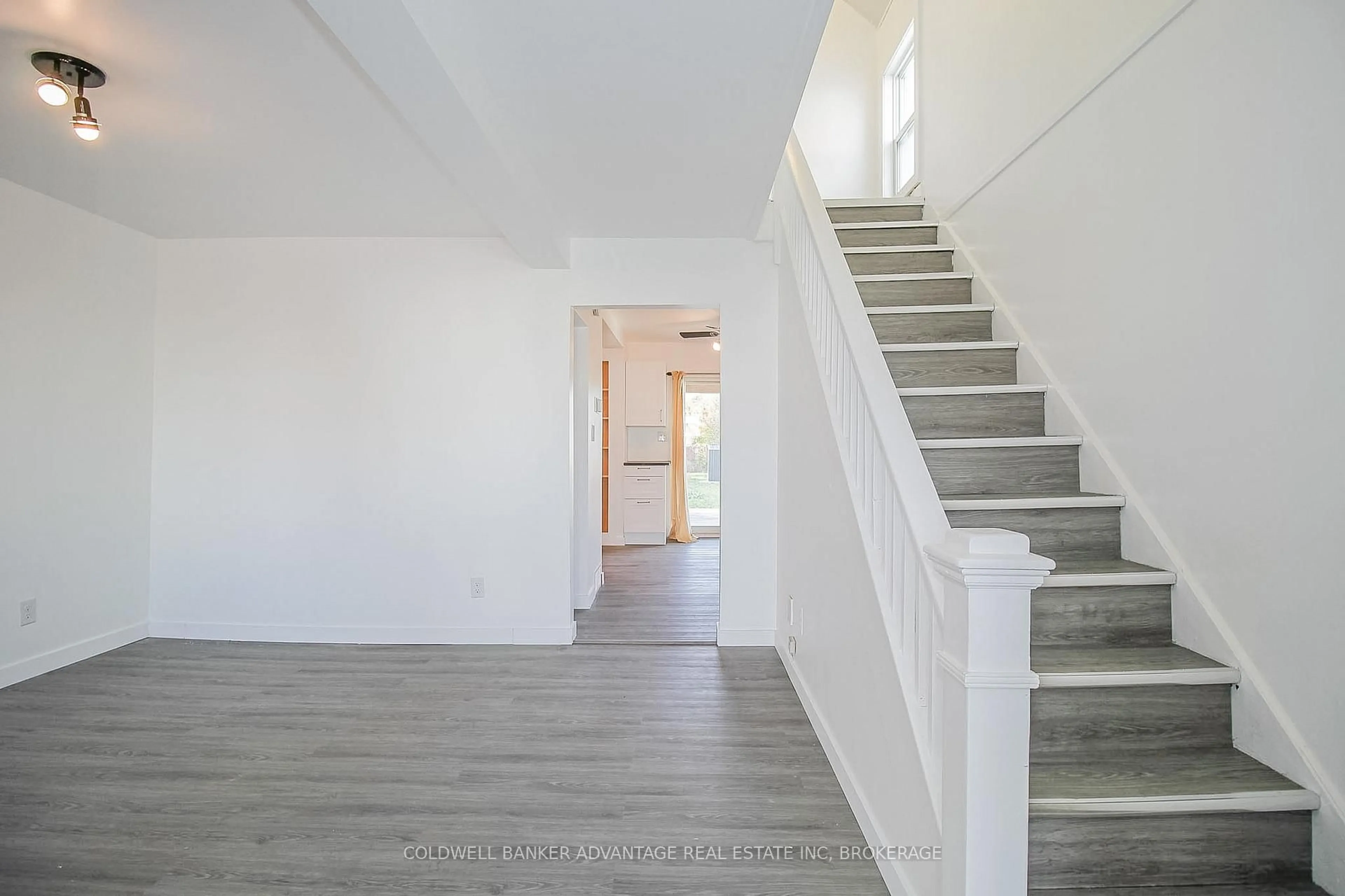 Unknown for 215 Burgar St, Welland Ontario L3B 2T3