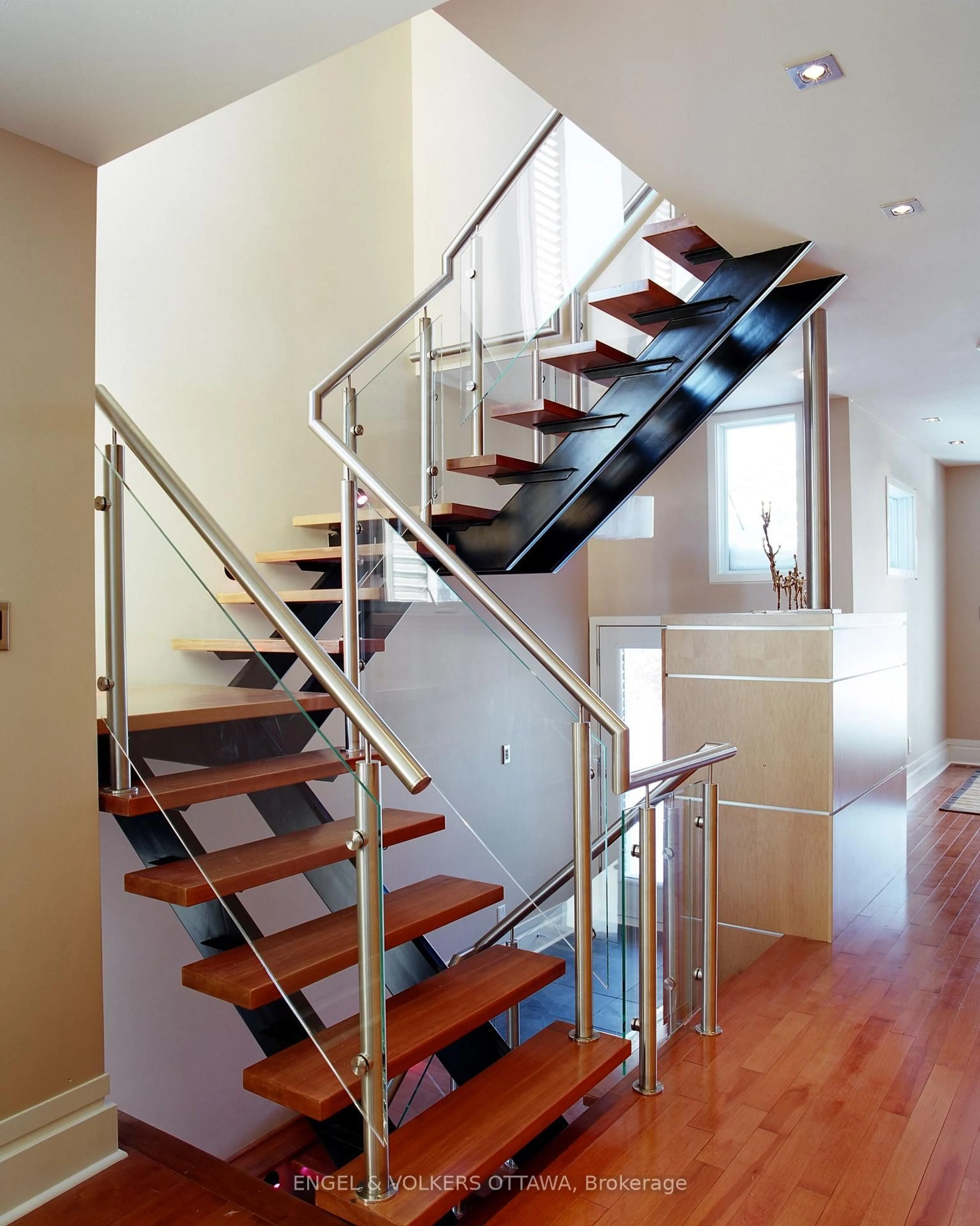 Stairs for 93 Gilchrist Ave, Ottawa Ontario K1Y 0M9
