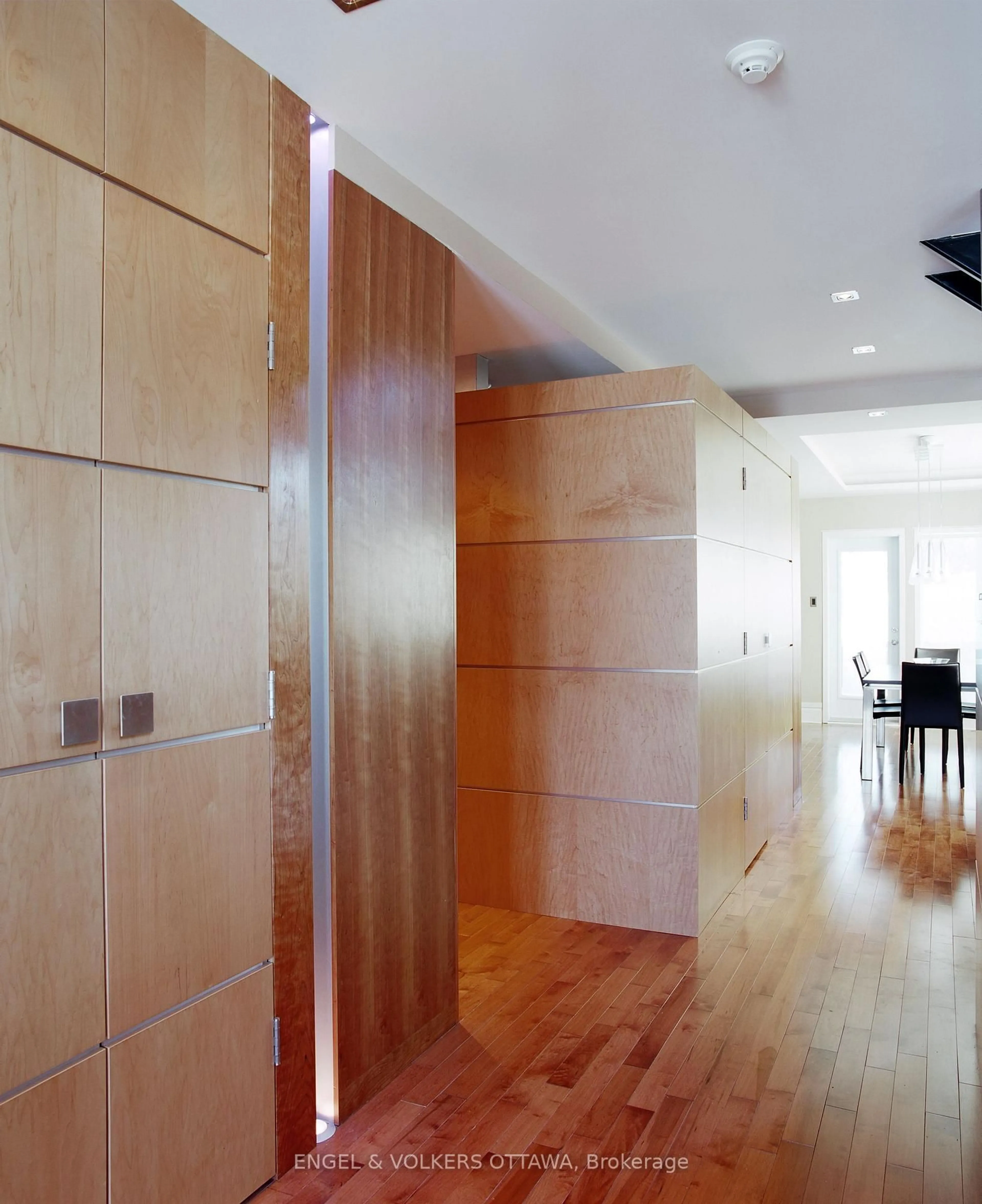 Indoor foyer for 93 Gilchrist Ave, Ottawa Ontario K1Y 0M9