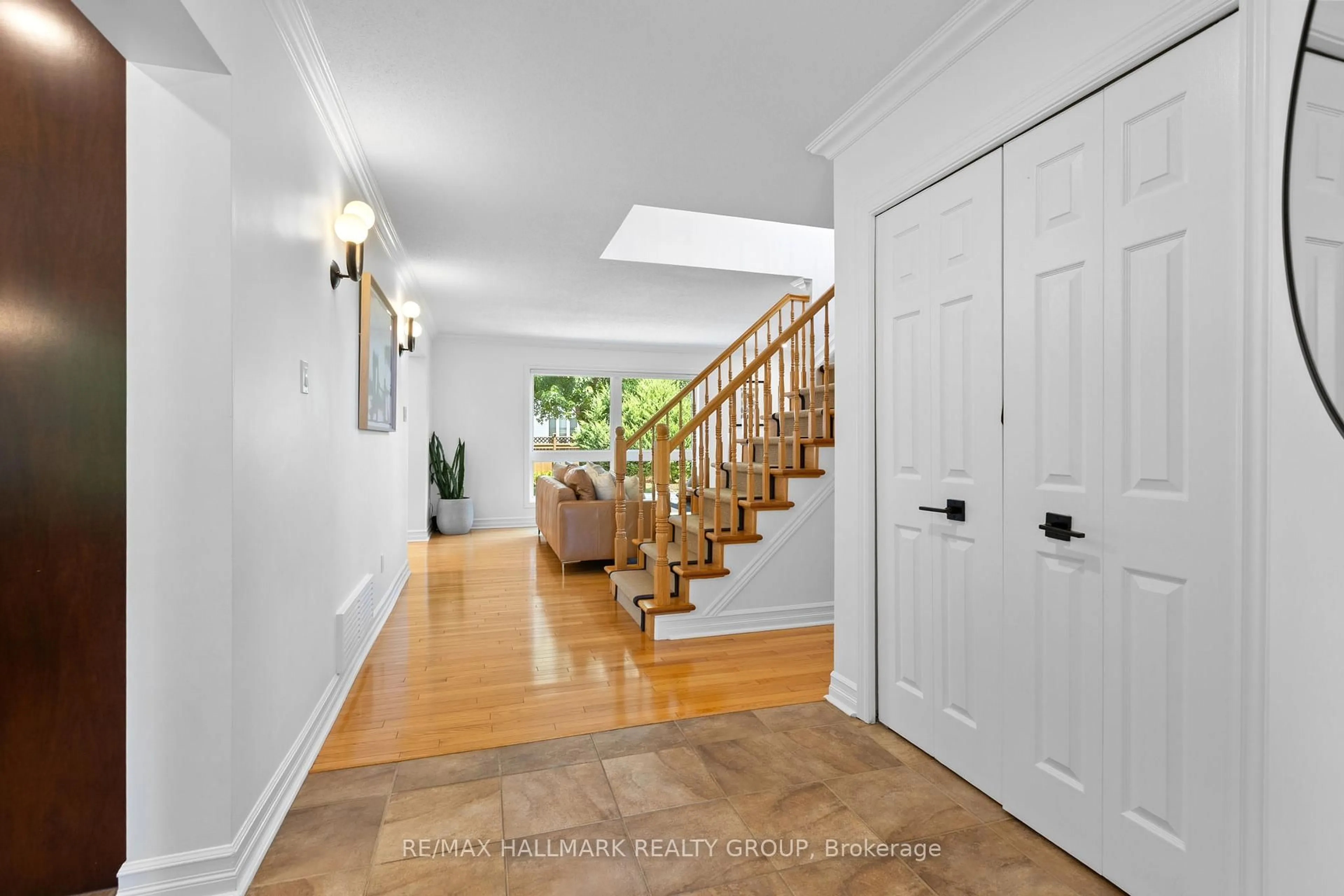 Indoor foyer for 804 Adencliffe Dr, Ottawa Ontario K4A 3E4