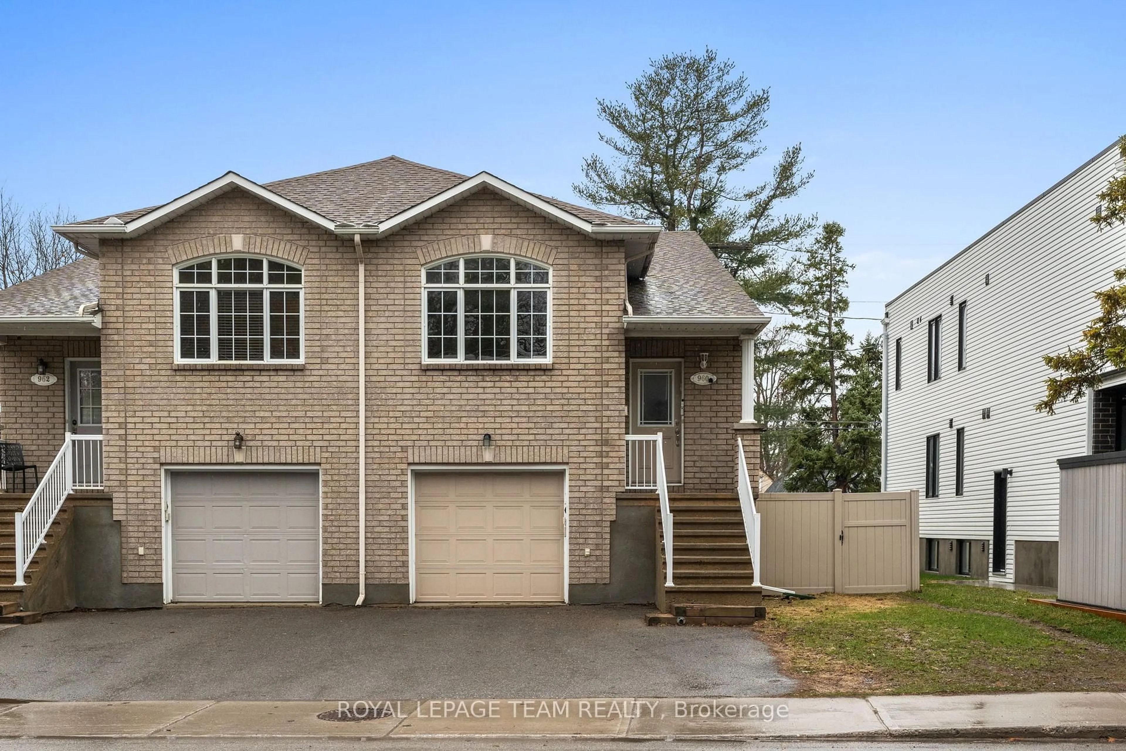 Home with vinyl exterior material, street for 960 FISHER Ave, Ottawa Ontario K1Z 6P4