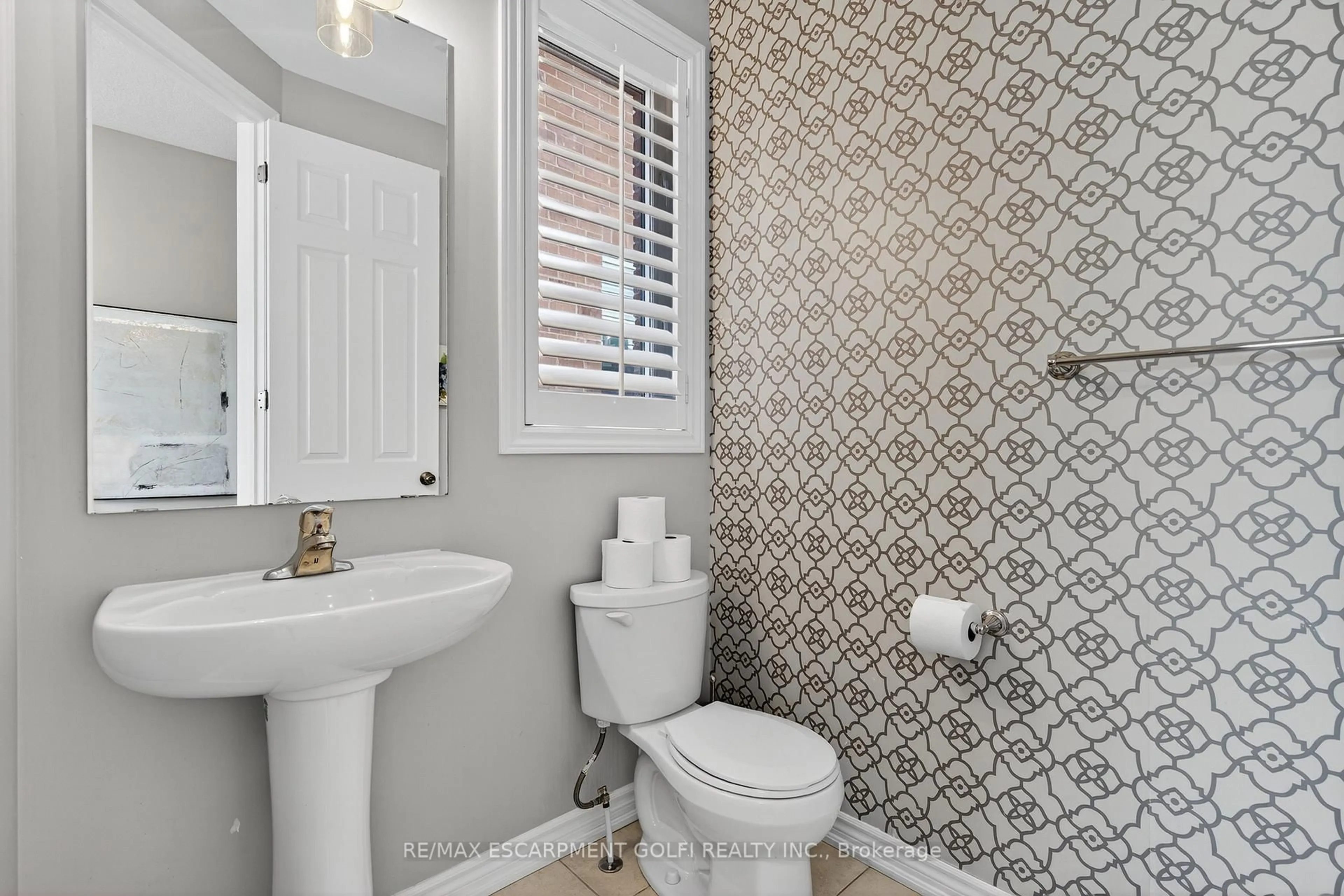 Contemporary bathroom, ceramic/tile floor for 279 Voyager Pass, Hamilton Ontario L0R 1C0