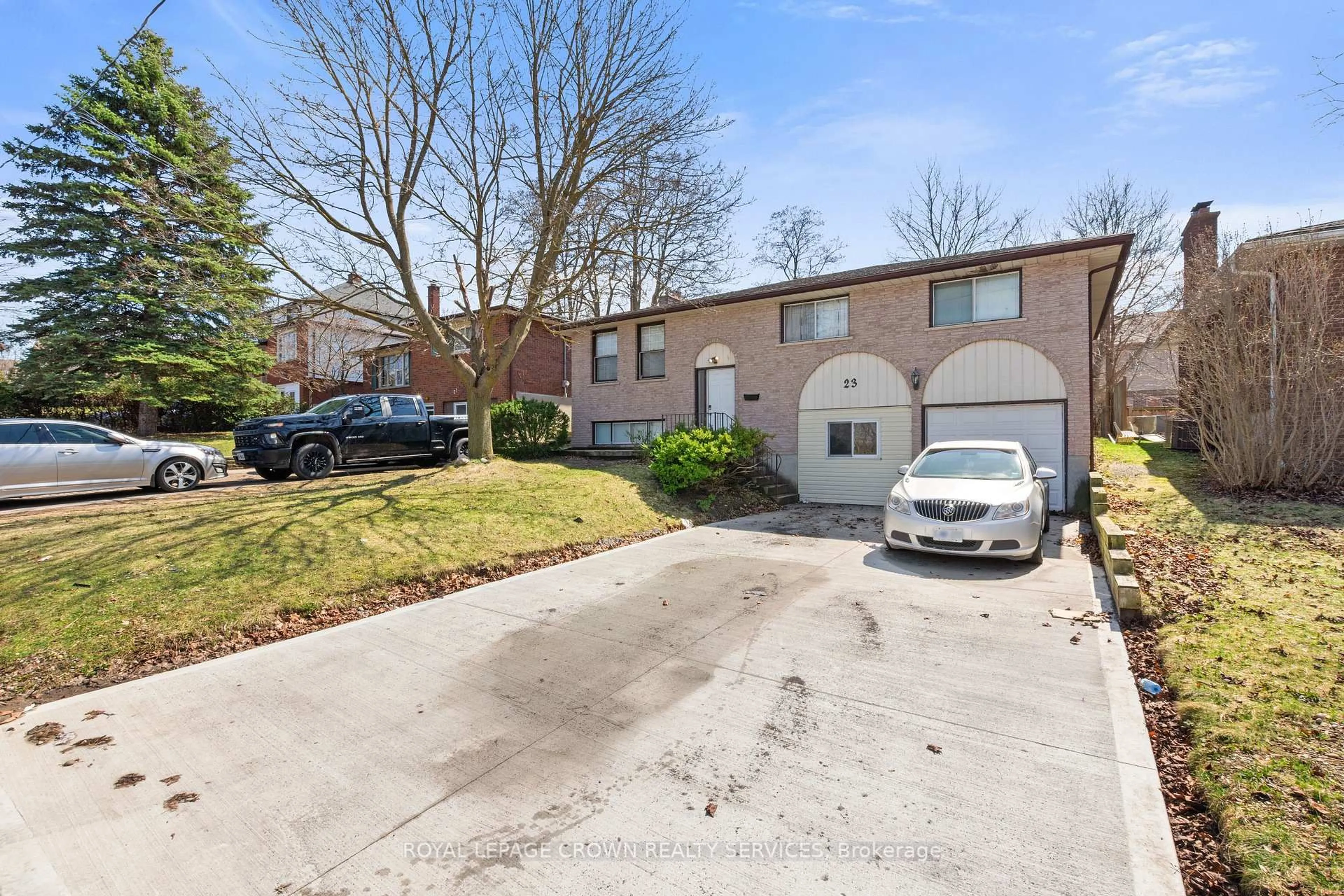 A pic from outside/outdoor area/front of a property/back of a property/a pic from drone, street for 23 Amherst Dr, Kitchener Ontario N2P 1E1