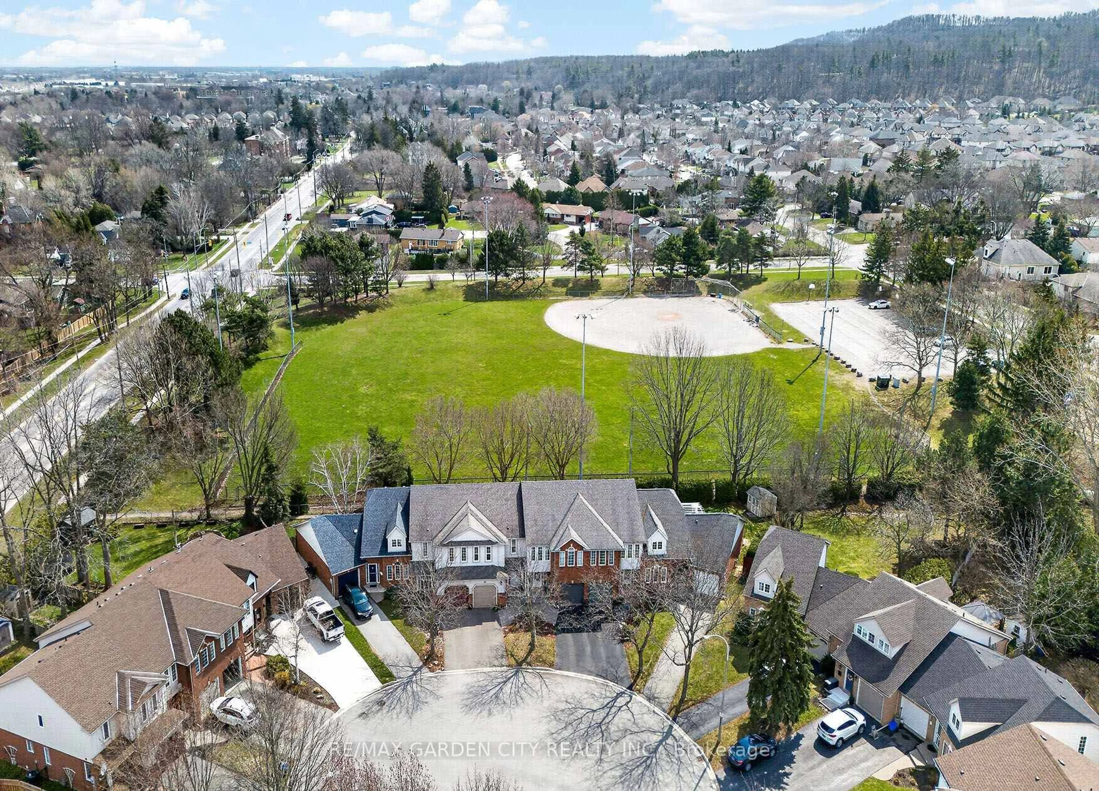 A pic from outside/outdoor area/front of a property/back of a property/a pic from drone, mountain view for 25 WALKER Crt, Grimsby Ontario L3M 5J5