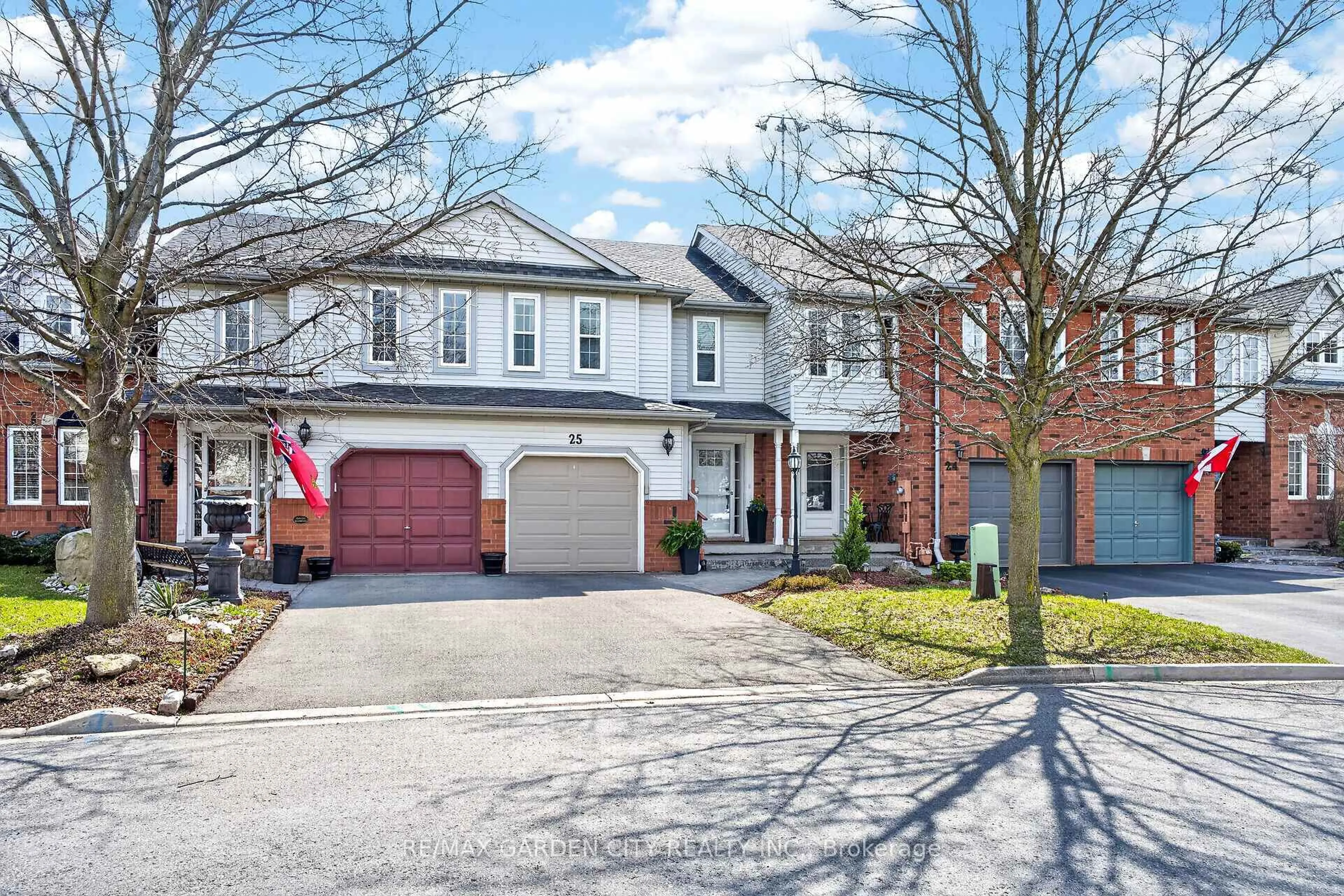 Home with brick exterior material, street for 25 WALKER Crt, Grimsby Ontario L3M 5J5