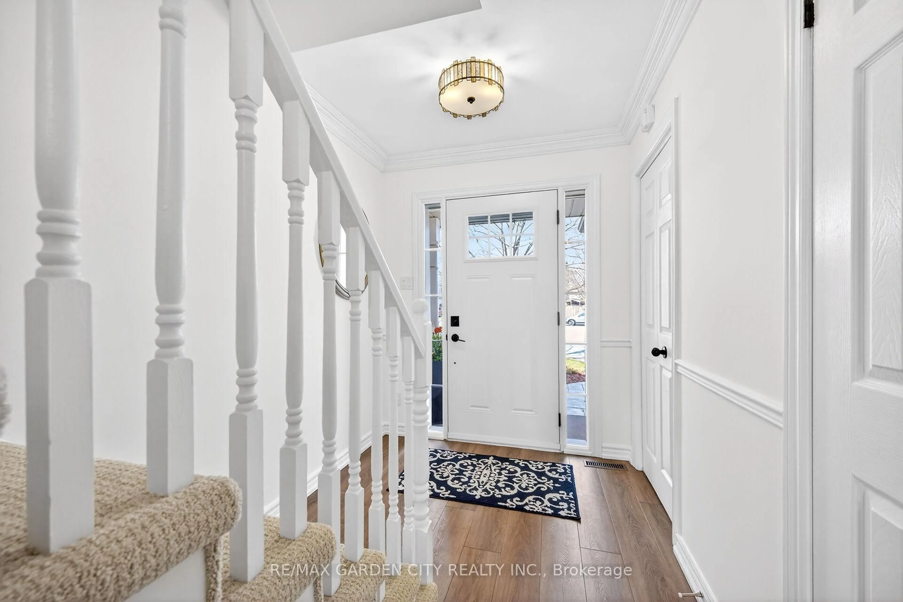 Indoor foyer for 25 WALKER Crt, Grimsby Ontario L3M 5J5