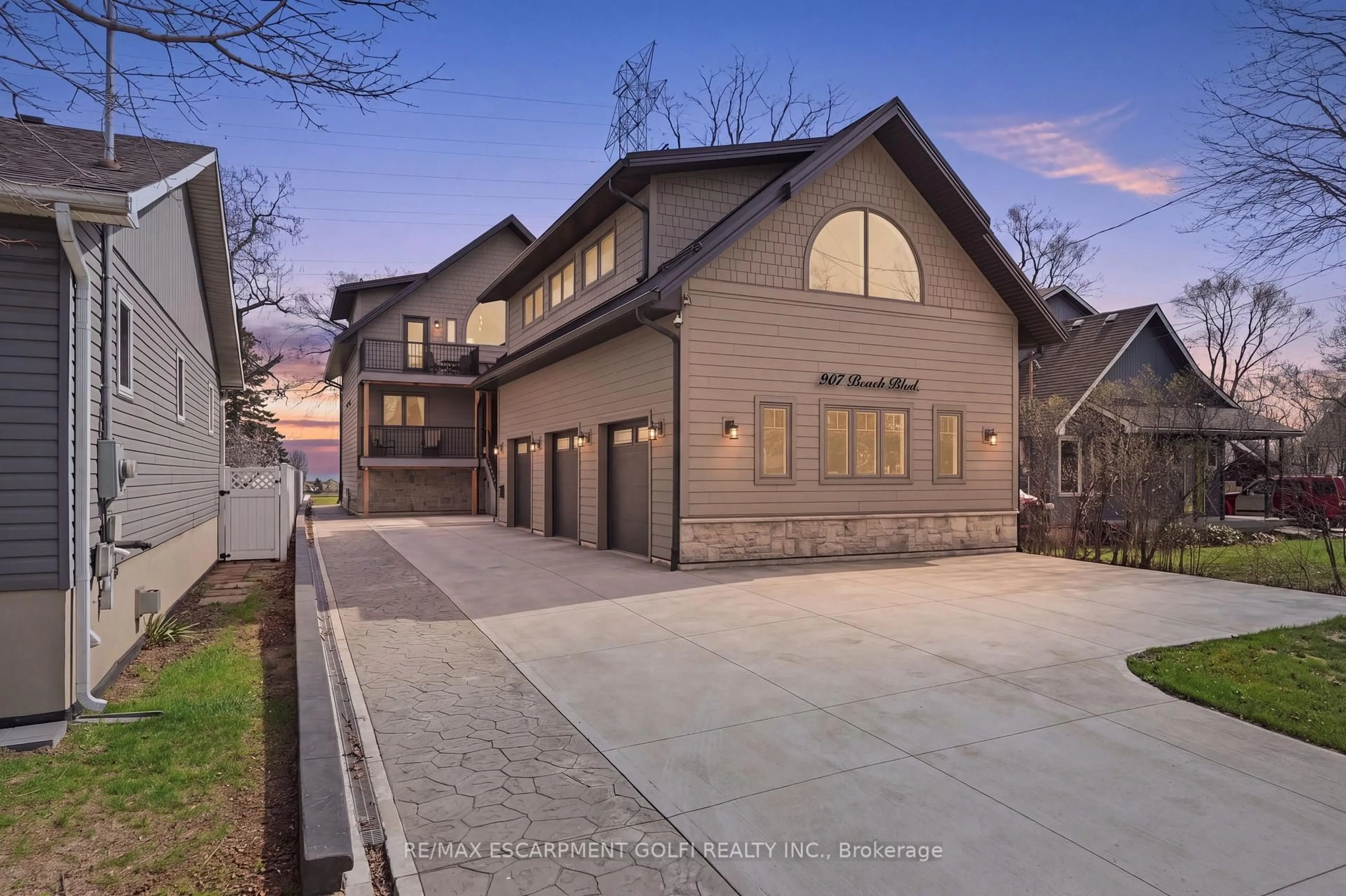 Unknown for 207 BEACH Blvd, Hamilton Ontario L8H 6V8