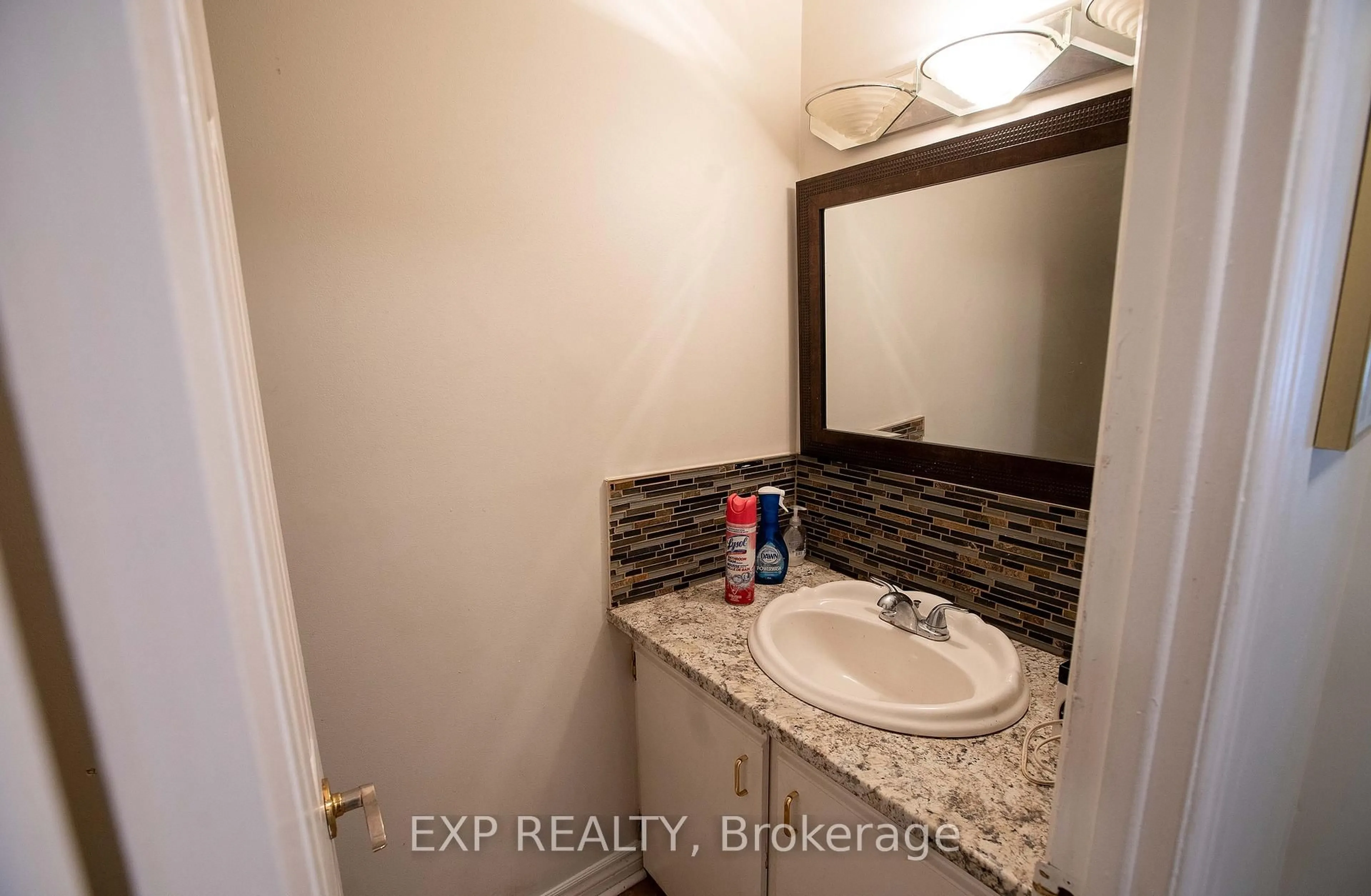 Standard bathroom, ceramic/tile floor for 1108 Grenoble Cres, Ottawa Ontario K1C 2C6