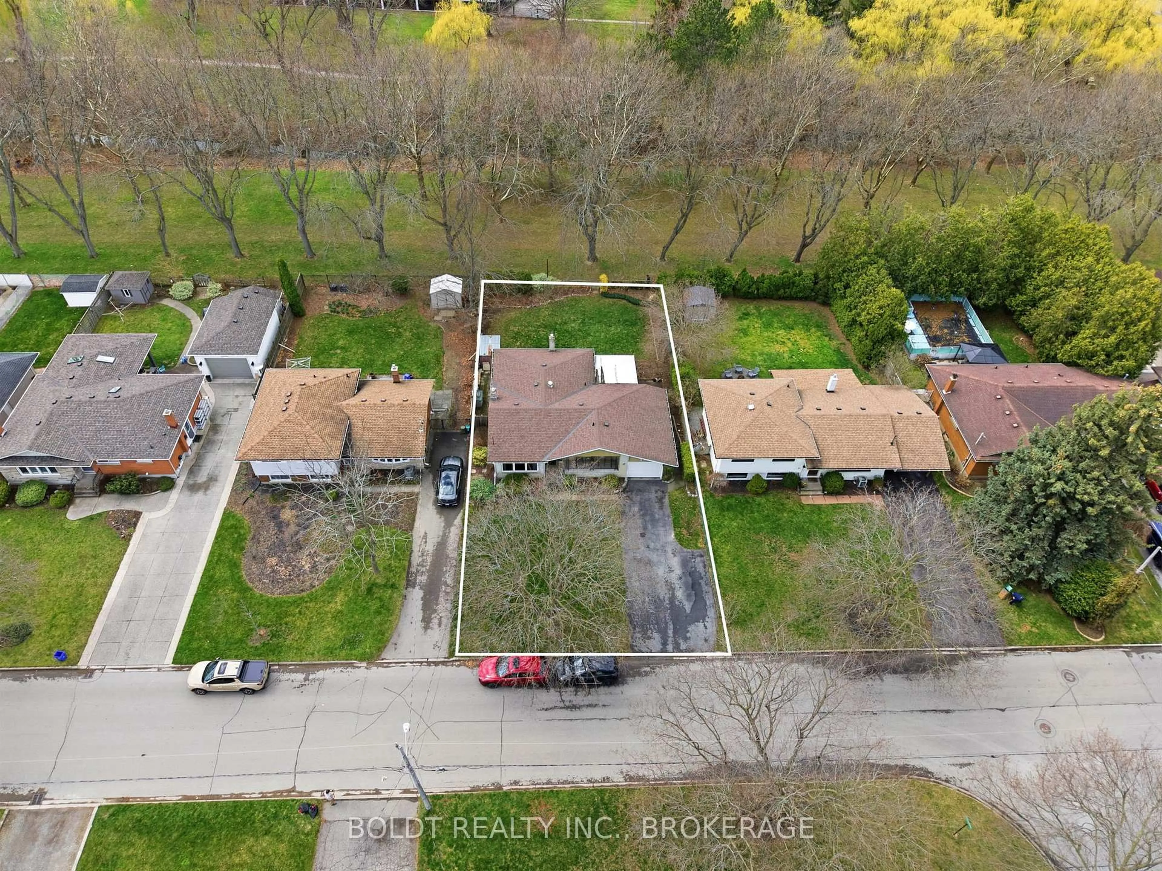 A pic from outside/outdoor area/front of a property/back of a property/a pic from drone, street for 95 Prince Charles Dr, St. Catharines Ontario L2N 3Y8