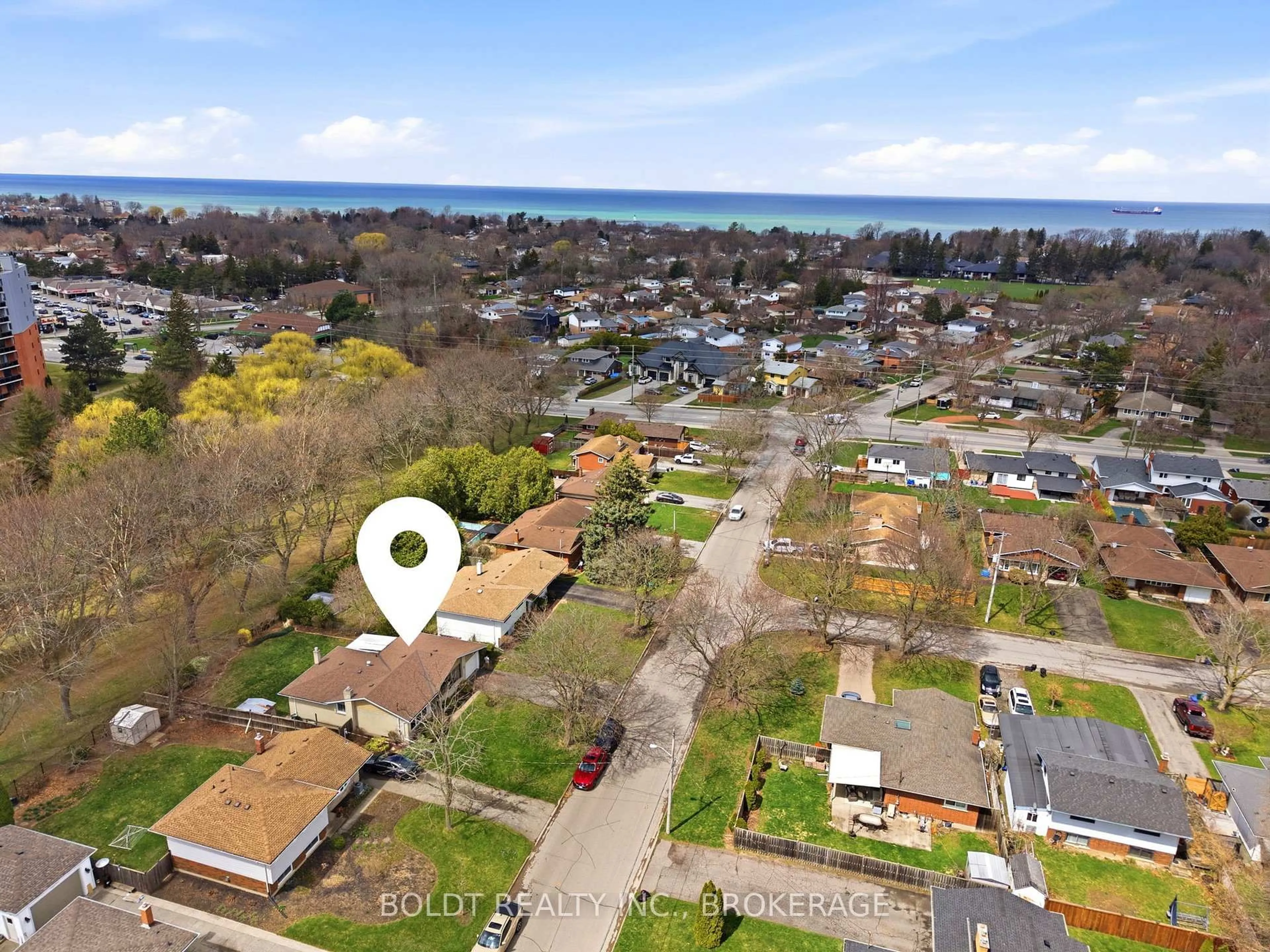 A pic from outside/outdoor area/front of a property/back of a property/a pic from drone, street for 95 Prince Charles Dr, St. Catharines Ontario L2N 3Y8