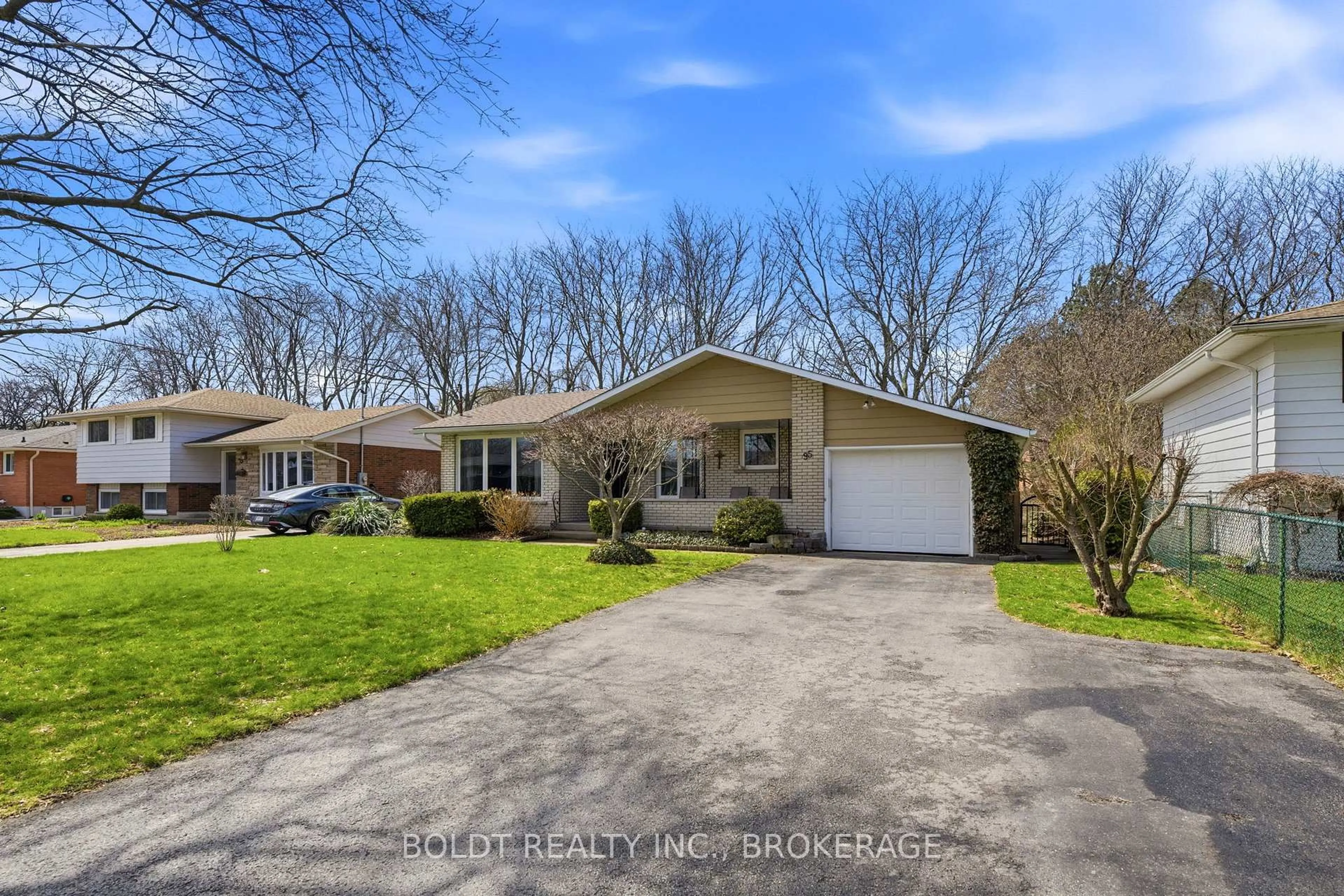 A pic from outside/outdoor area/front of a property/back of a property/a pic from drone, street for 95 Prince Charles Dr, St. Catharines Ontario L2N 3Y8