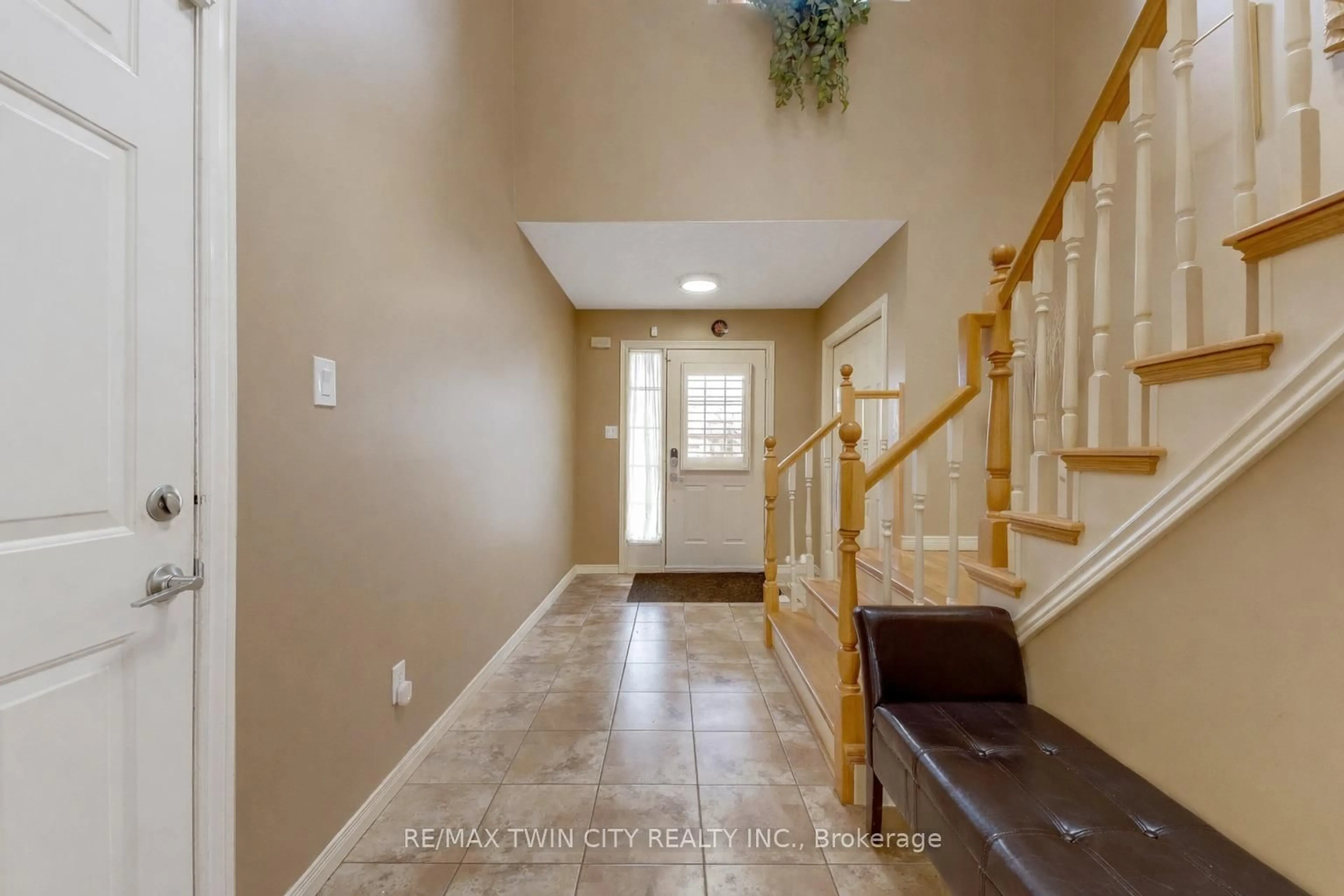 Indoor entryway for 924 Copper Leaf Cres, Kitchener Ontario N2E 3W1