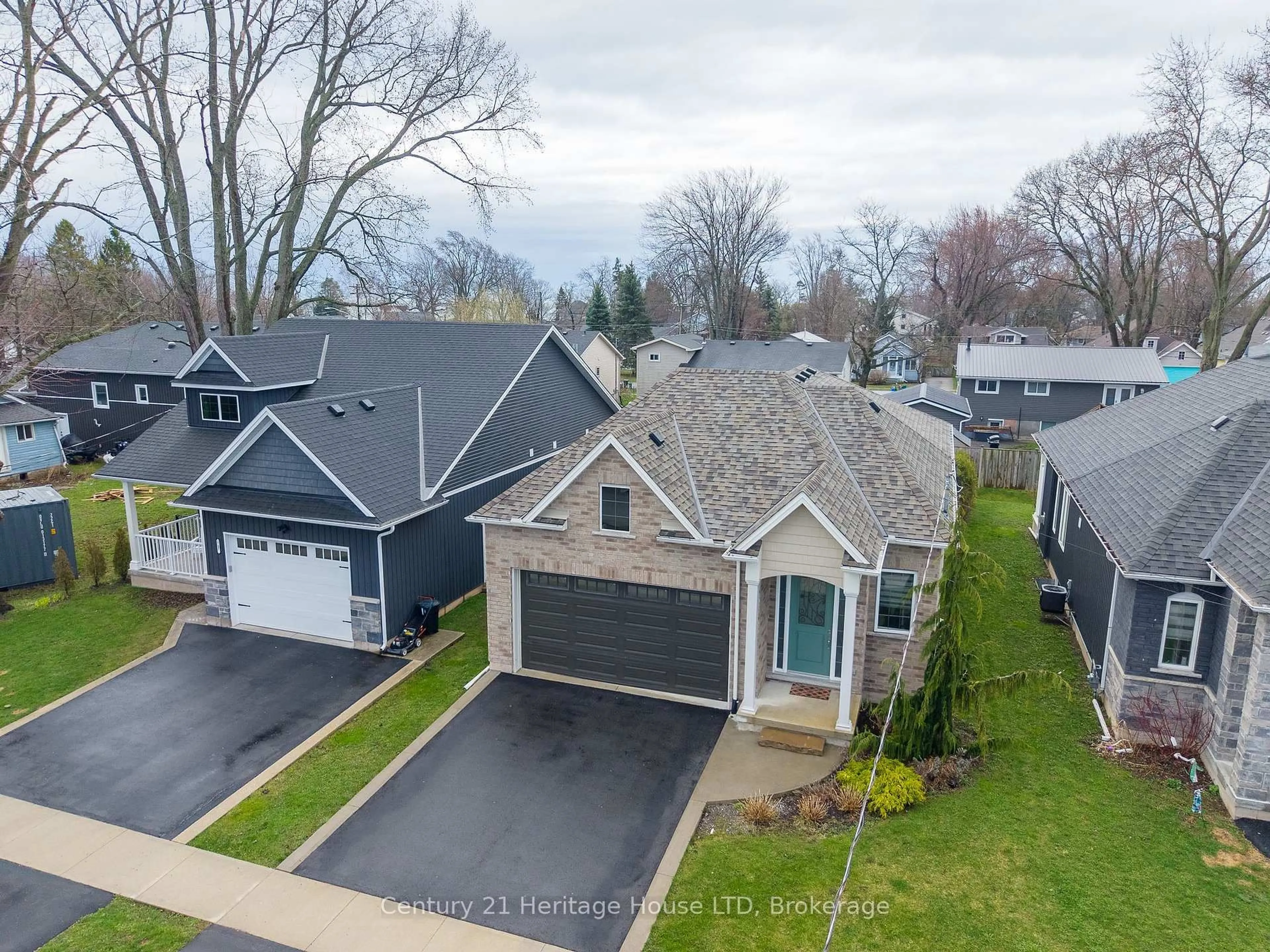 A pic from outside/outdoor area/front of a property/back of a property/a pic from drone, unknown for 3709 Mathewson Ave, Fort Erie Ontario L0S 1B0