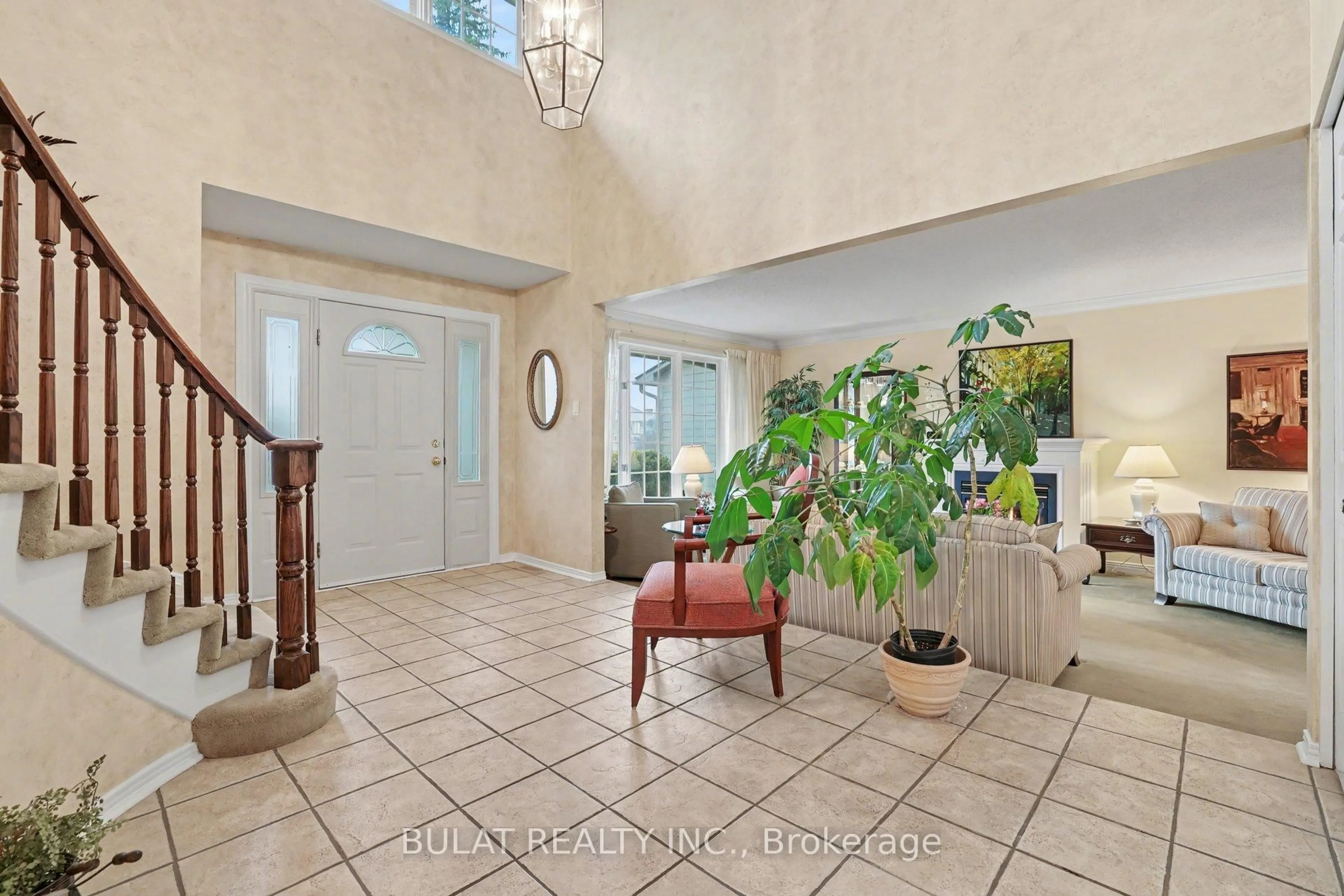 Indoor foyer for 5 Woodthrush Green, Ottawa Ontario K1V 0A9