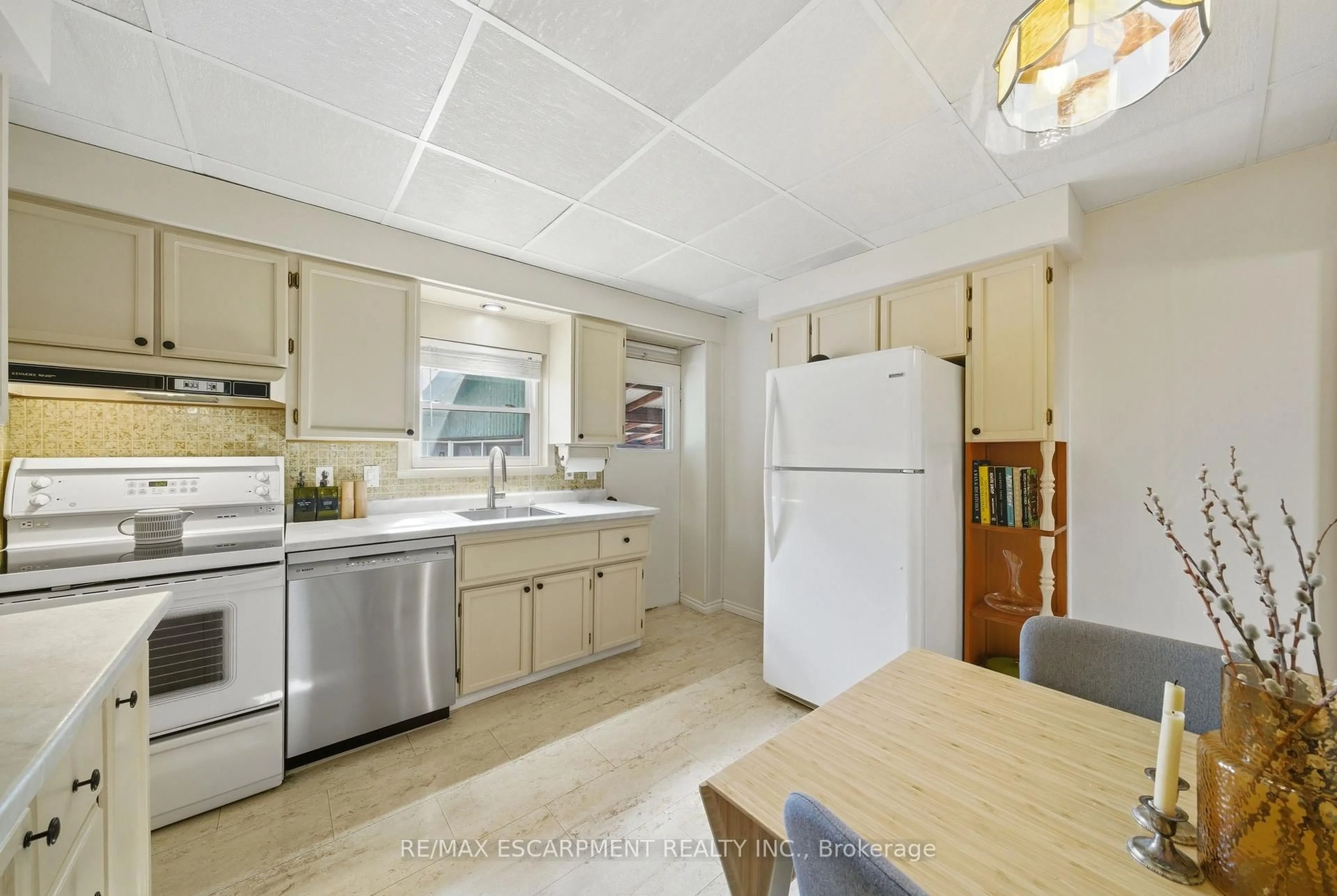 Unknown for 752 Ninth Ave, Hamilton Ontario L8T 2A6