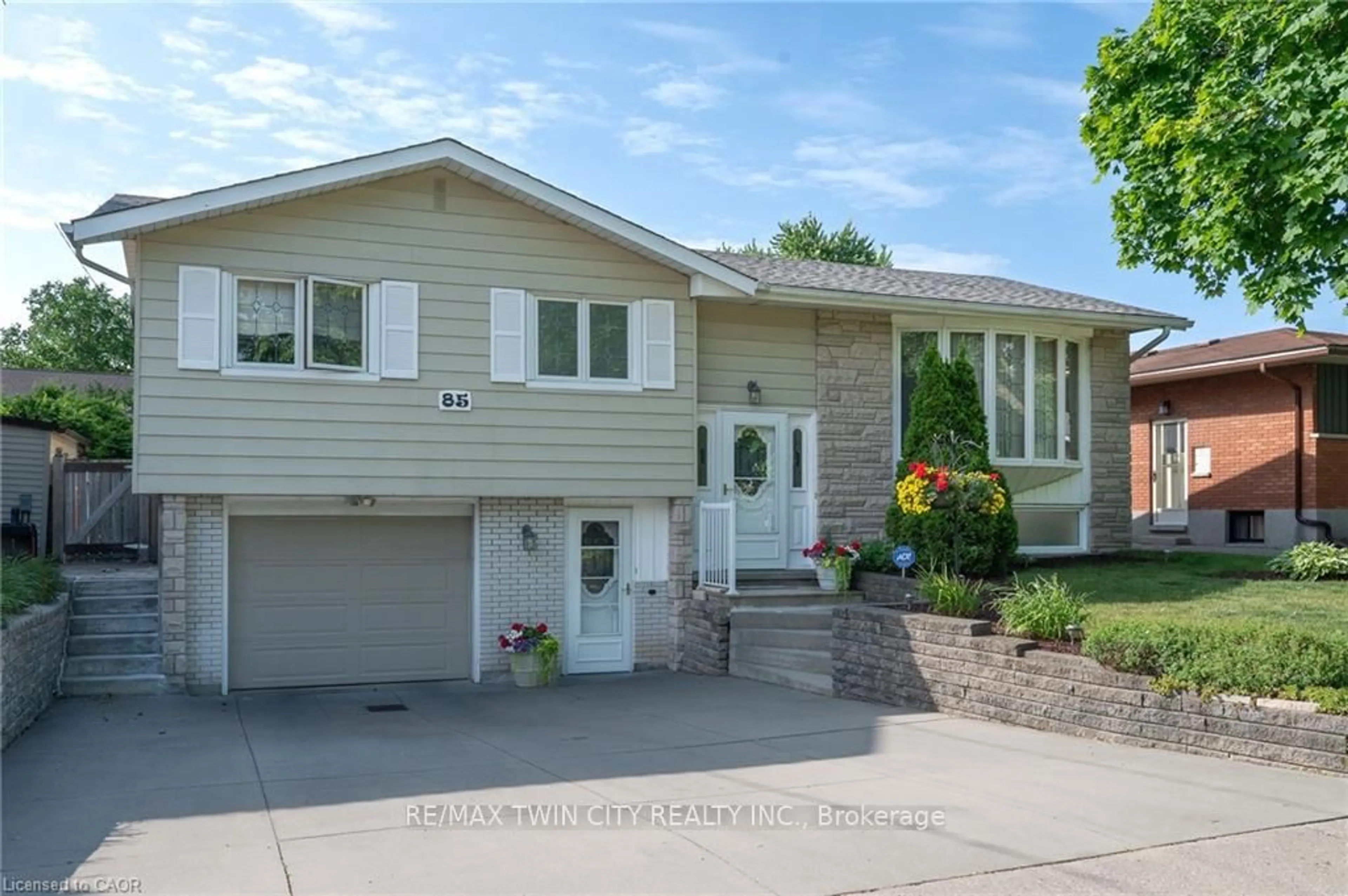 Home with vinyl exterior material, street for 85 BURLINGTON Dr, Kitchener Ontario N2B 1T4