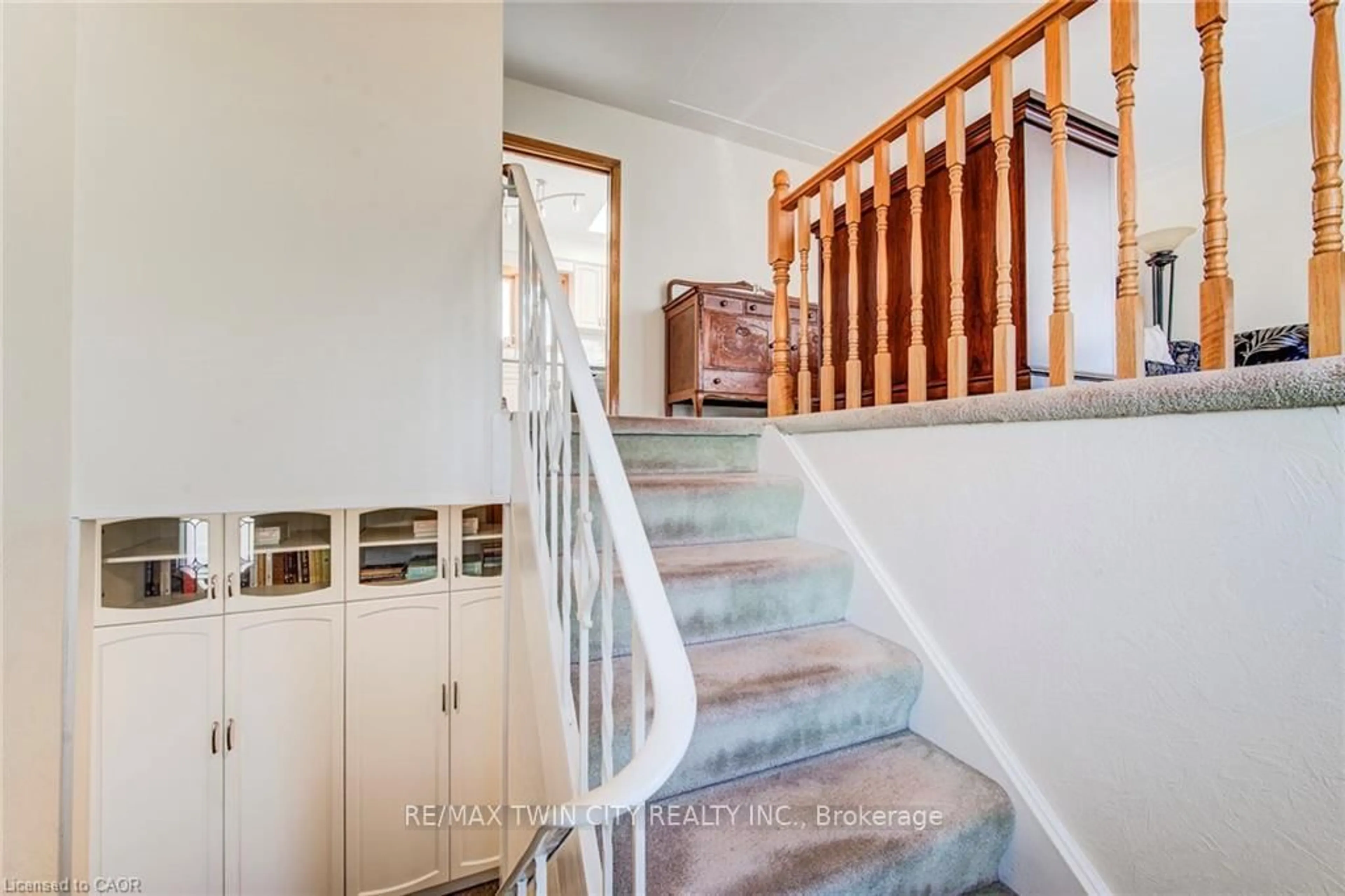 Stairs for 85 BURLINGTON Dr, Kitchener Ontario N2B 1T4