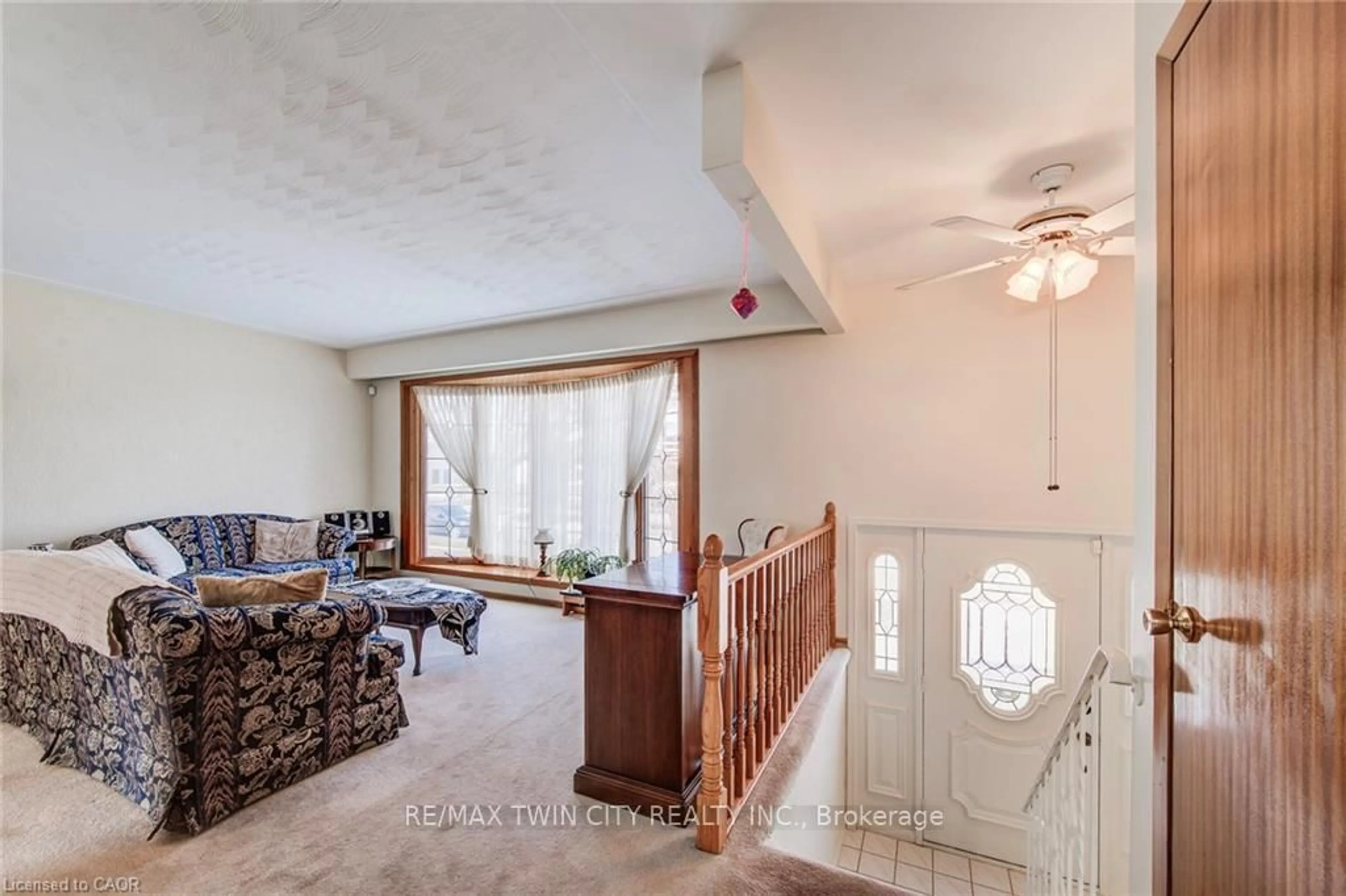 Living room with furniture, unknown for 85 BURLINGTON Dr, Kitchener Ontario N2B 1T4