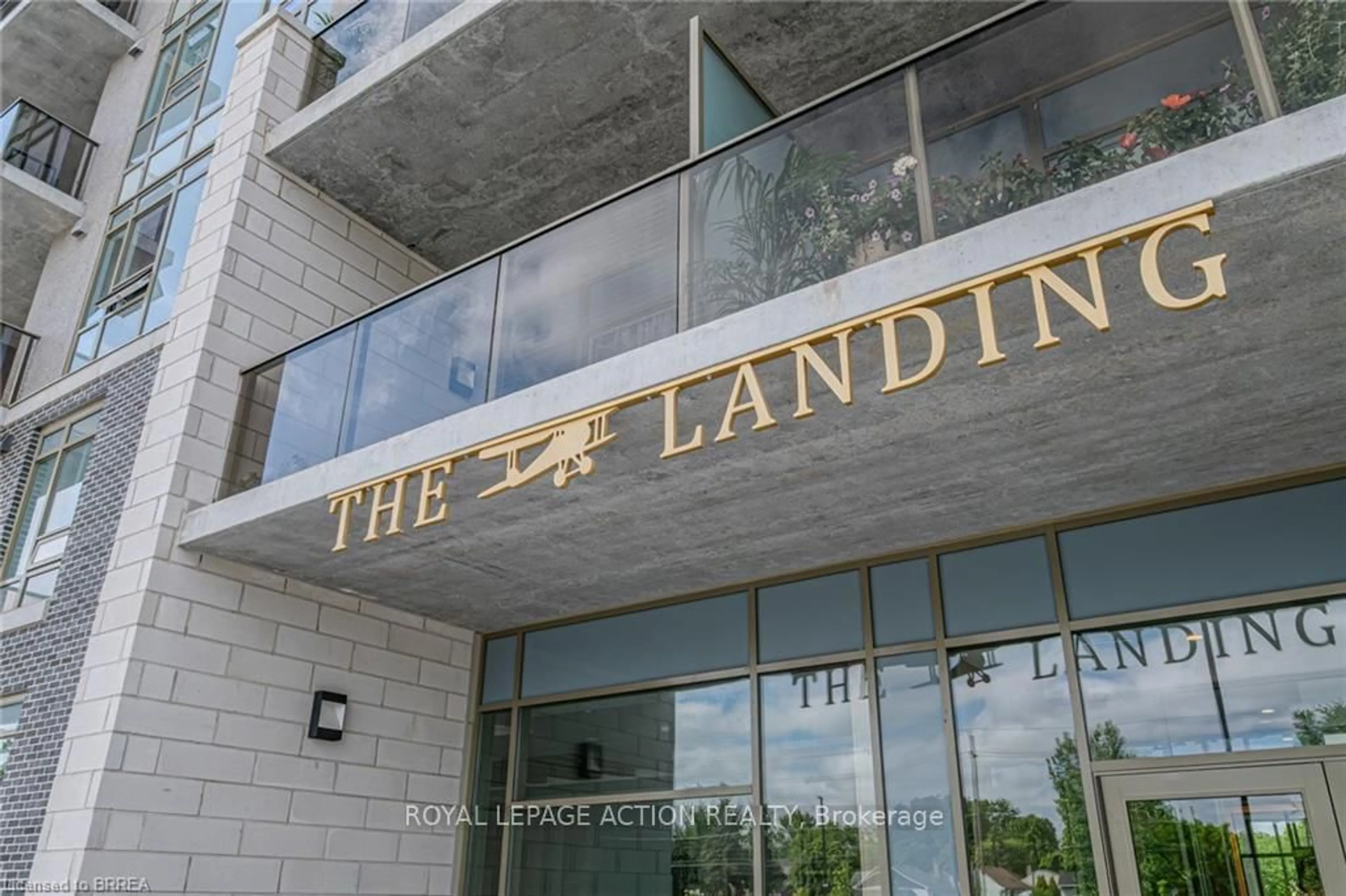 Indoor foyer for 34 Norman St #212, Brantford Ontario N3R 2Y1