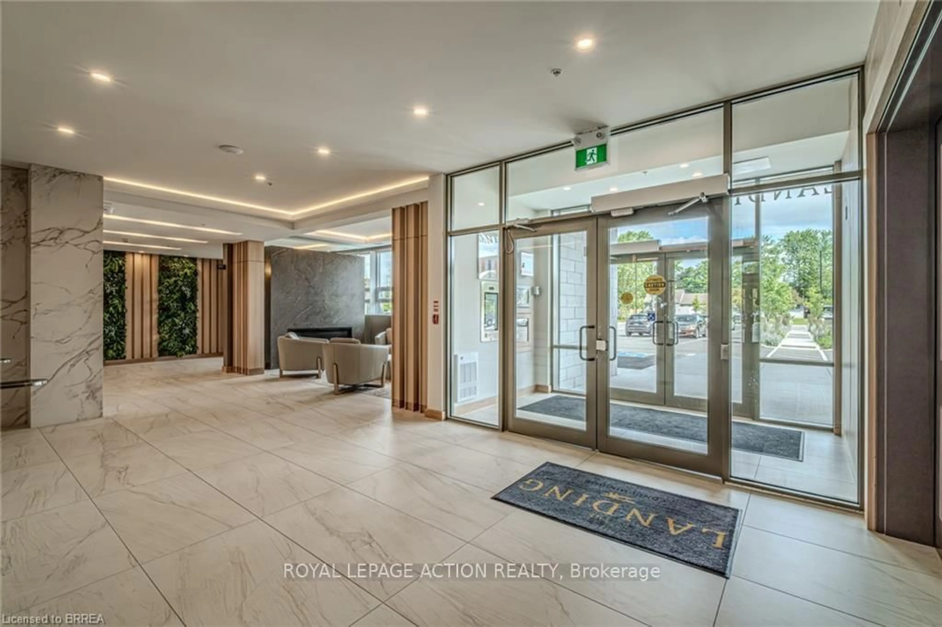 Indoor foyer for 34 Norman St #212, Brantford Ontario N3R 2Y1