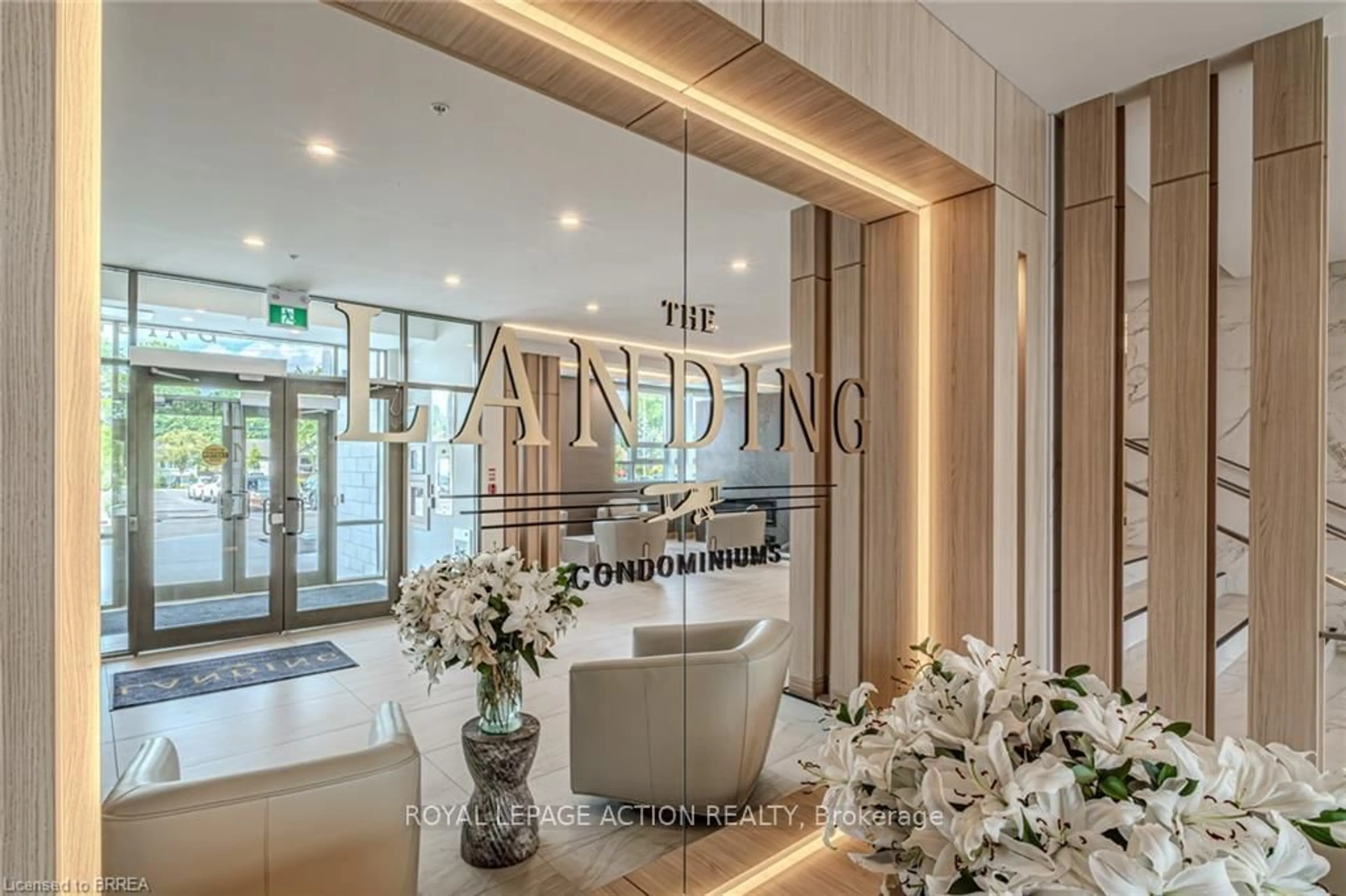 Indoor foyer for 34 Norman St #212, Brantford Ontario N3R 2Y1