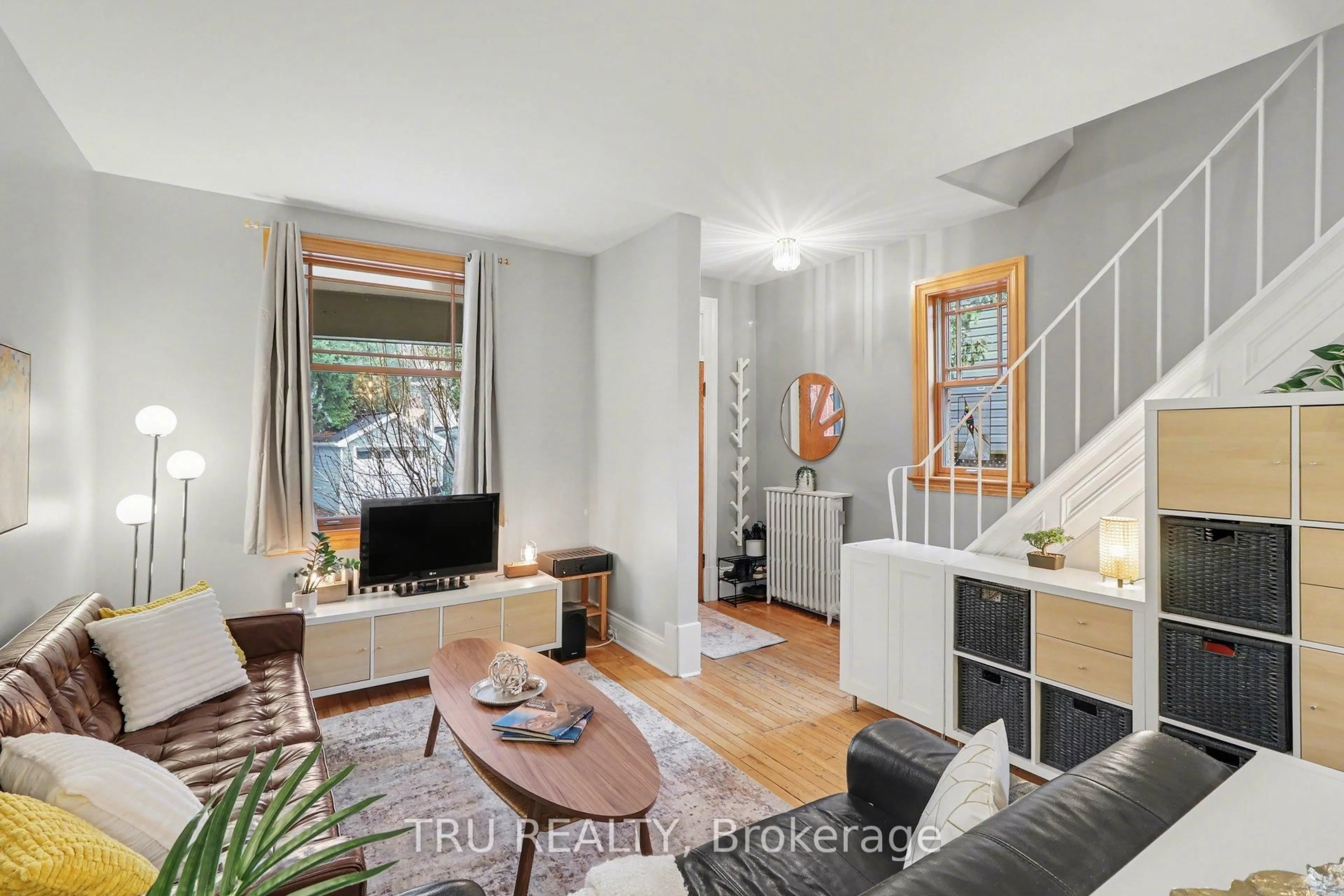 Living room with furniture, unknown for 49 Newton St, Ottawa Ontario K1S 2S6