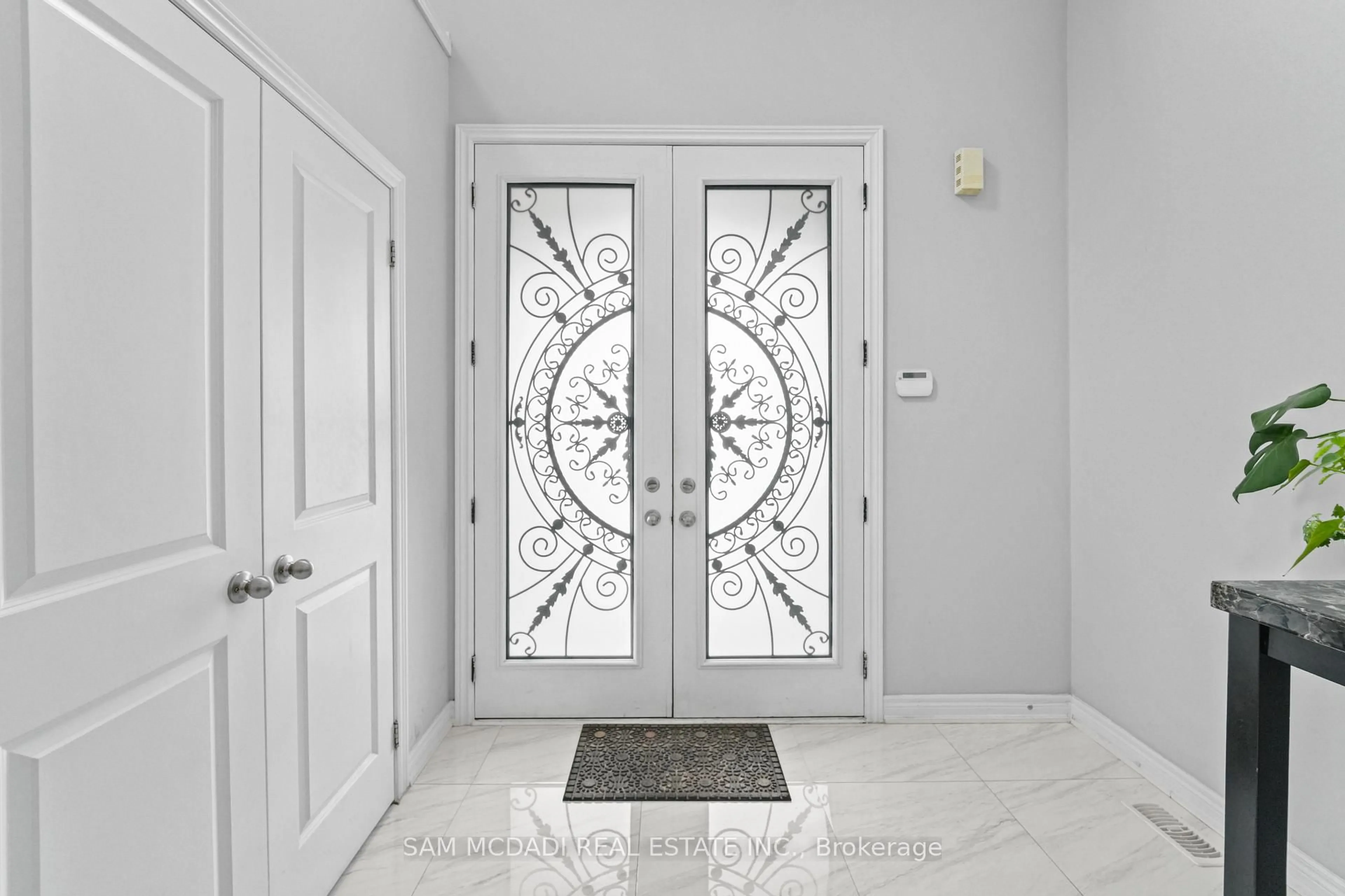 Indoor entryway for 23 Chaumont Dr, Hamilton Ontario L8J 0J9