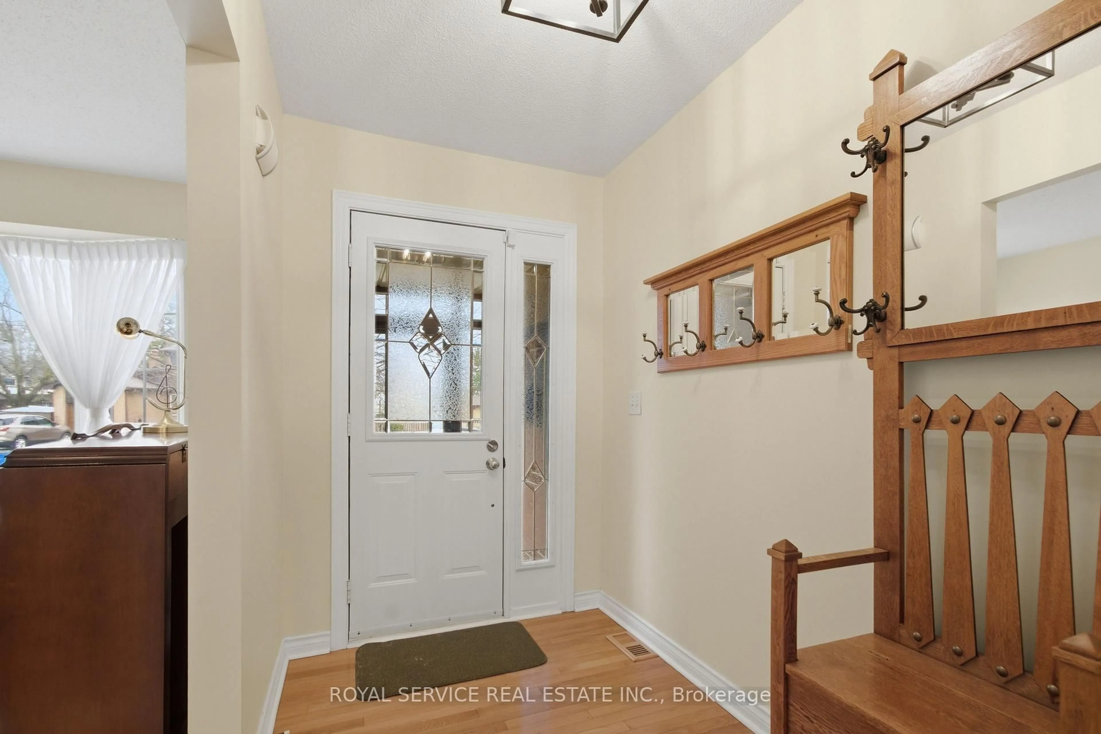 Indoor entryway for 606 Carlsle St, Cobourg Ontario K9A 1X6