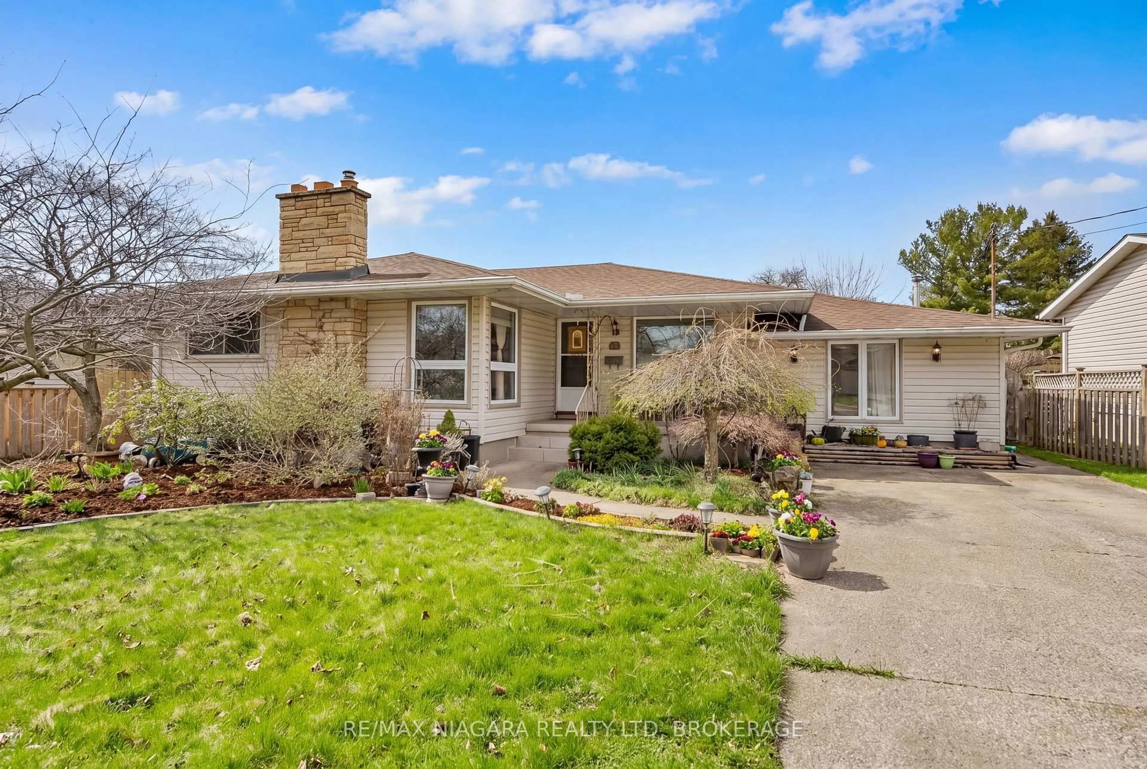 Home with brick exterior material, street for 125 Windward St, St. Catharines Ontario L2M 4C7