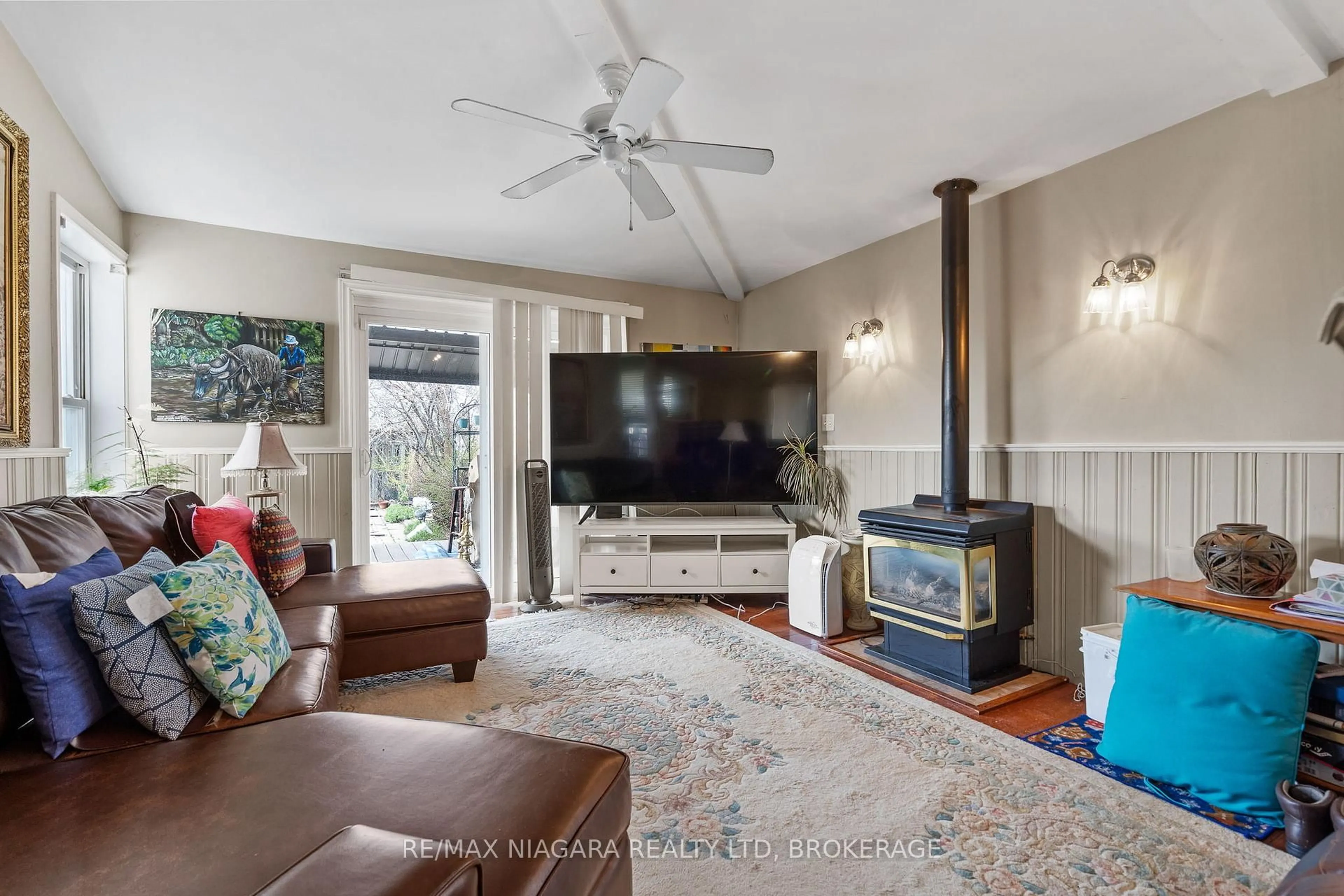 Living room with furniture, unknown for 125 Windward St, St. Catharines Ontario L2M 4C7
