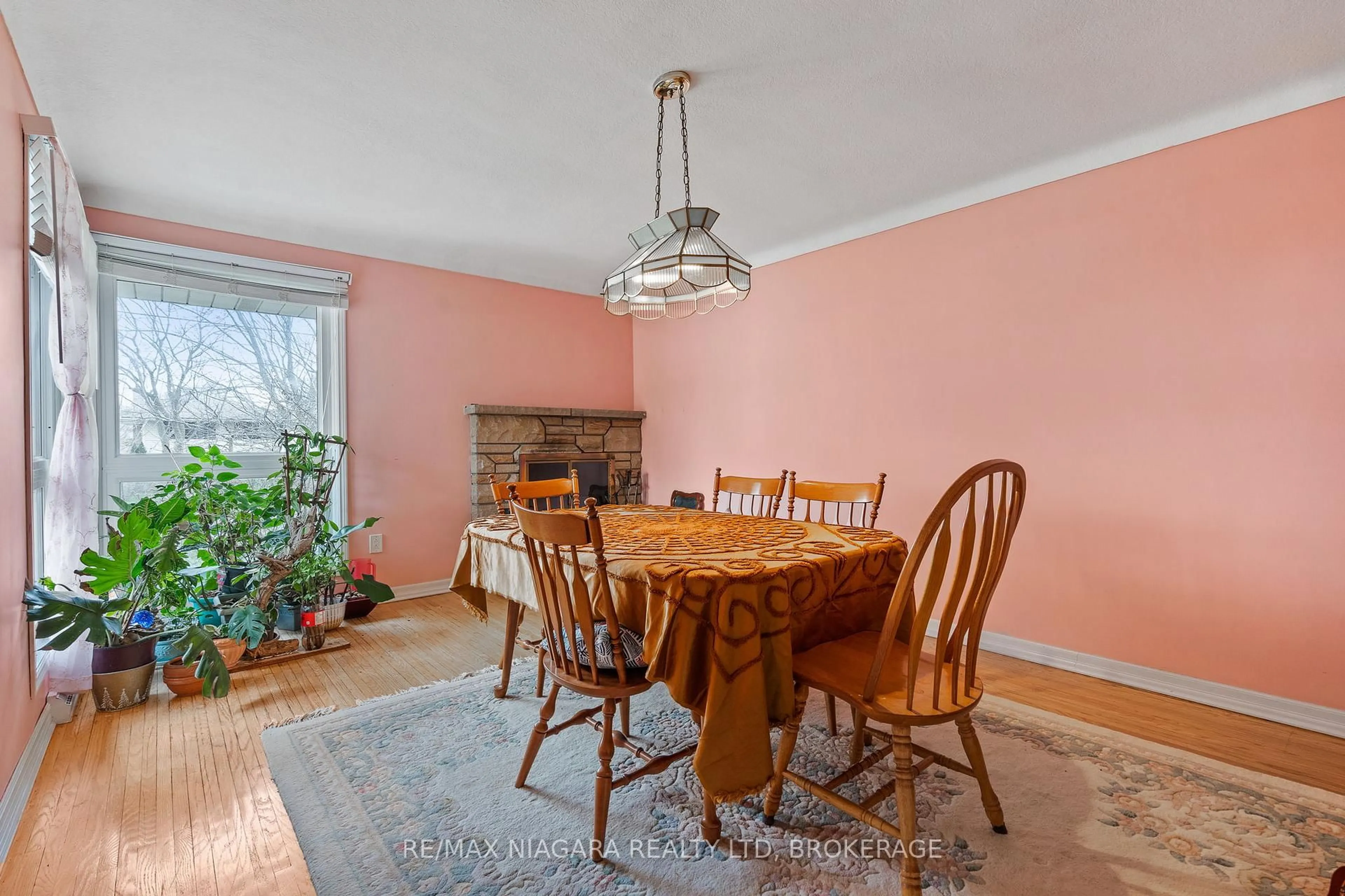 Dining room, wood/laminate floor for 125 Windward St, St. Catharines Ontario L2M 4C7